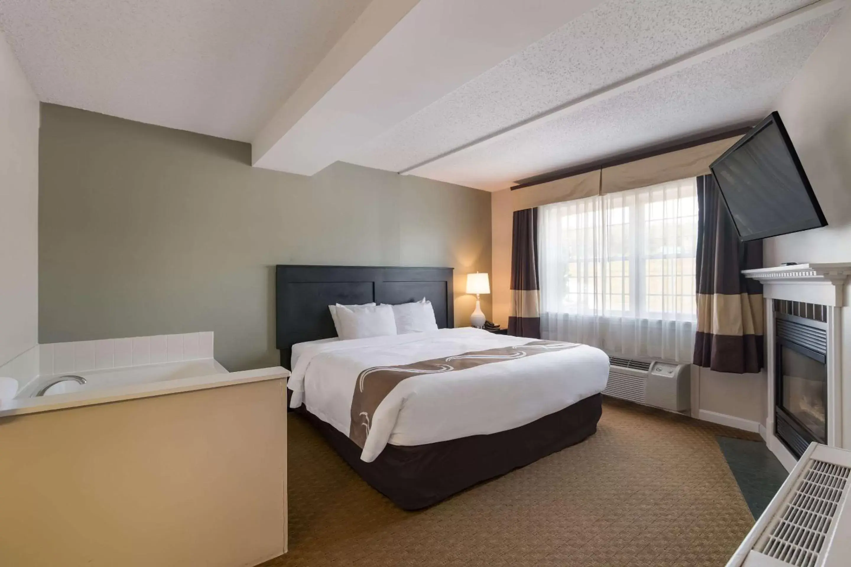 Photo of the whole room, Bed in Quality Inn & Suites