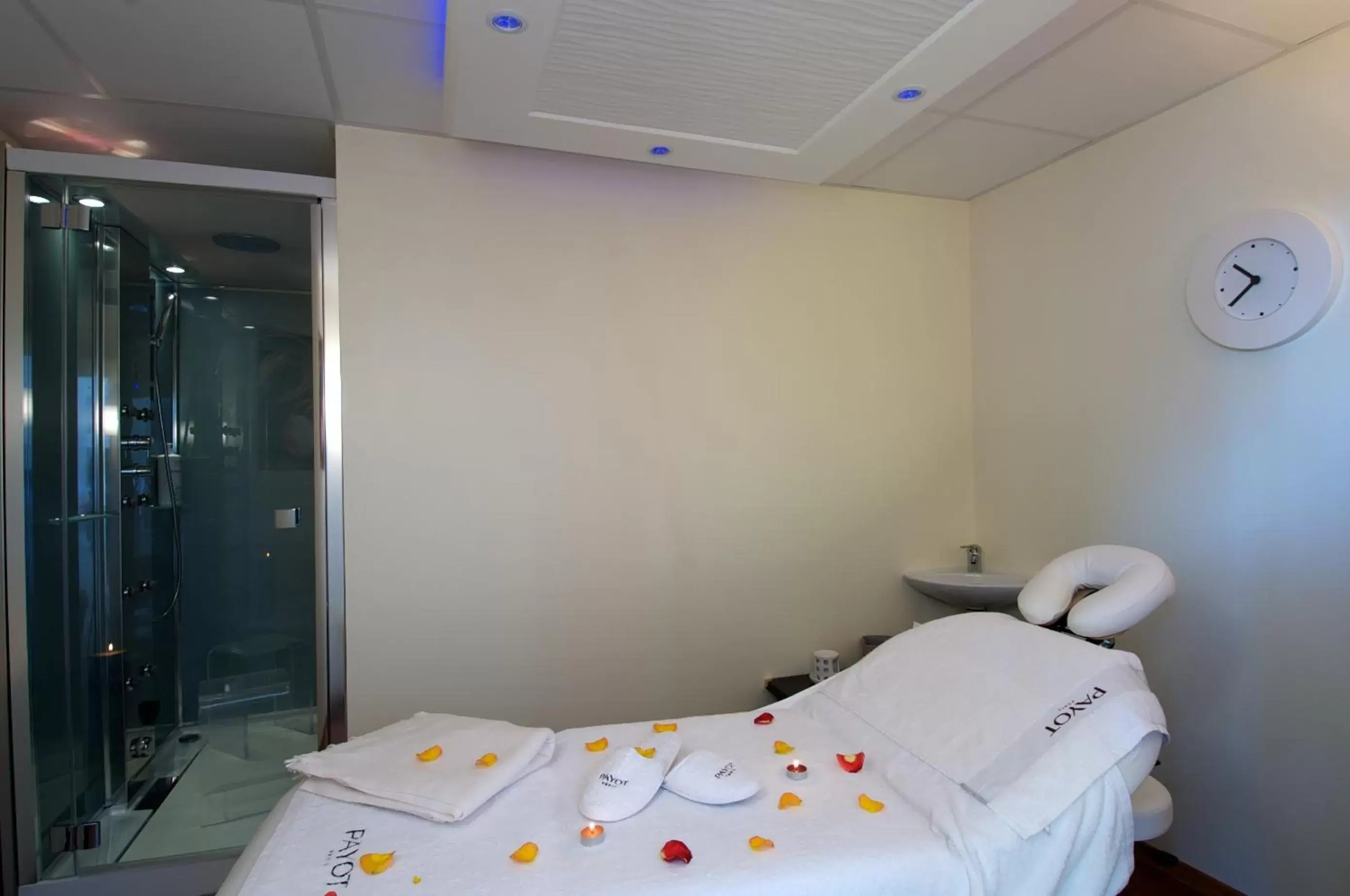 Spa and wellness centre/facilities, Bed in Best Western Plus Les Terrasses de Bréhat