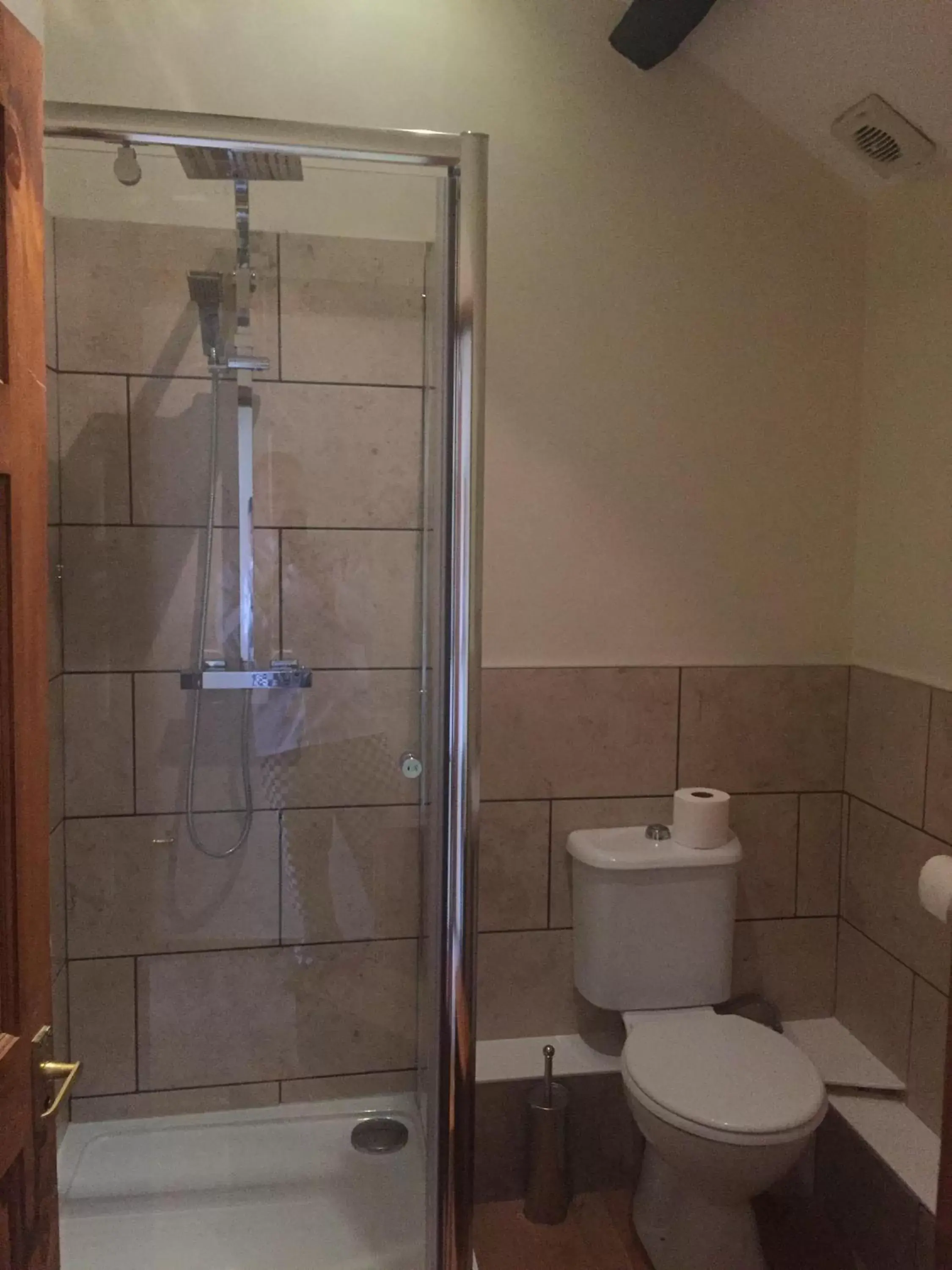 Shower, Bathroom in The Golden Fleece Inn
