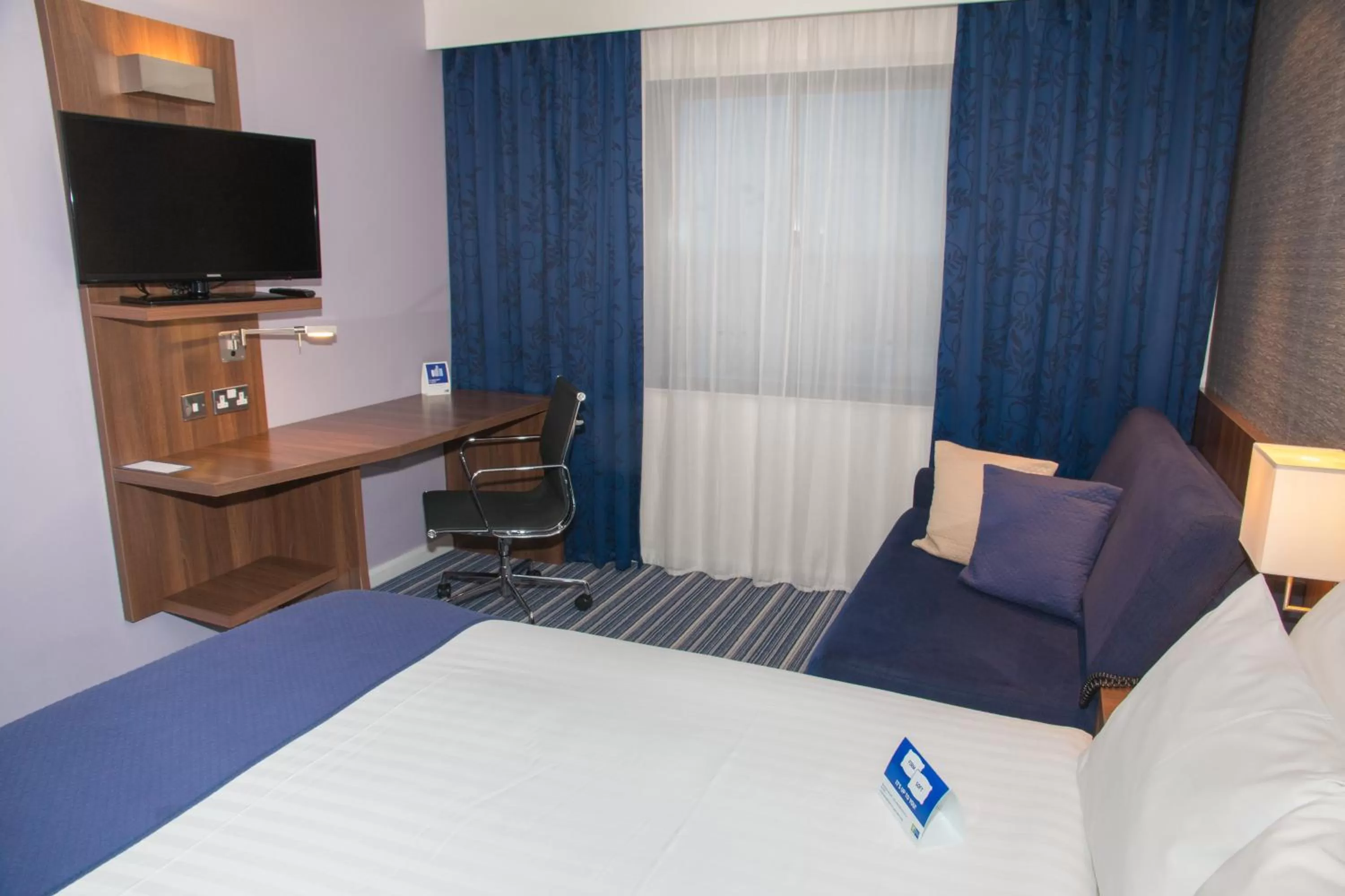 Photo of the whole room, Bed in Holiday Inn Express London Heathrow T5 by IHG
