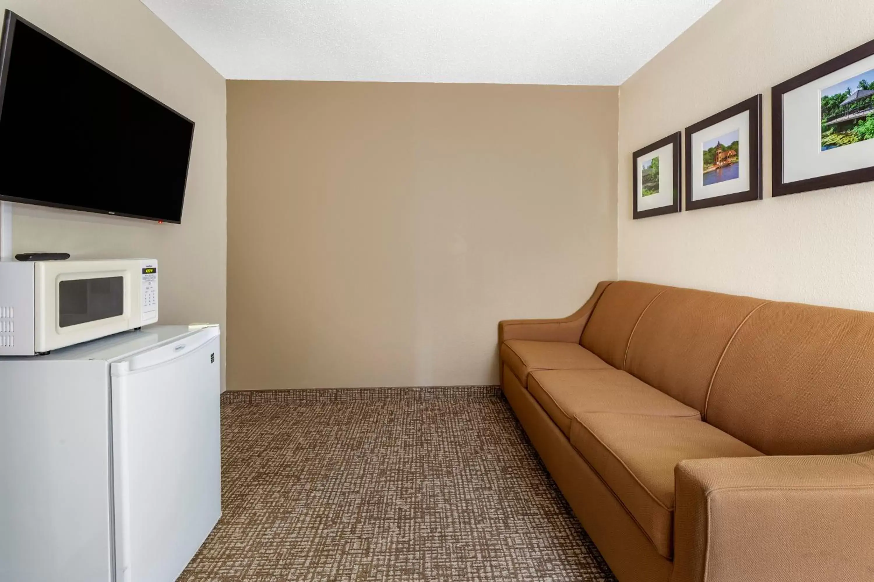 Seating Area in Comfort Inn & Suites Geneva- West Chicago