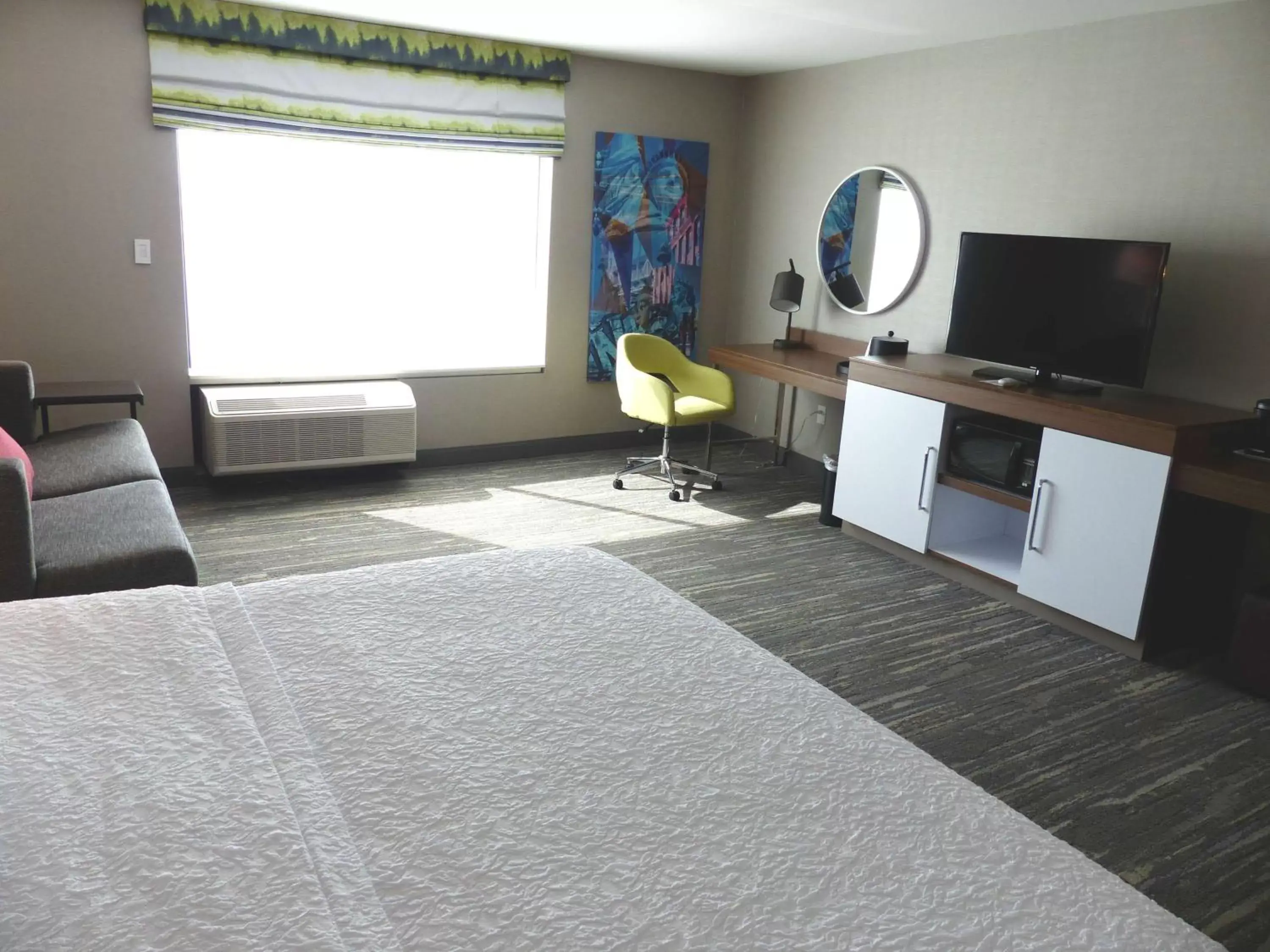 Bedroom, TV/Entertainment Center in Hampton Inn By Hilton Paramus