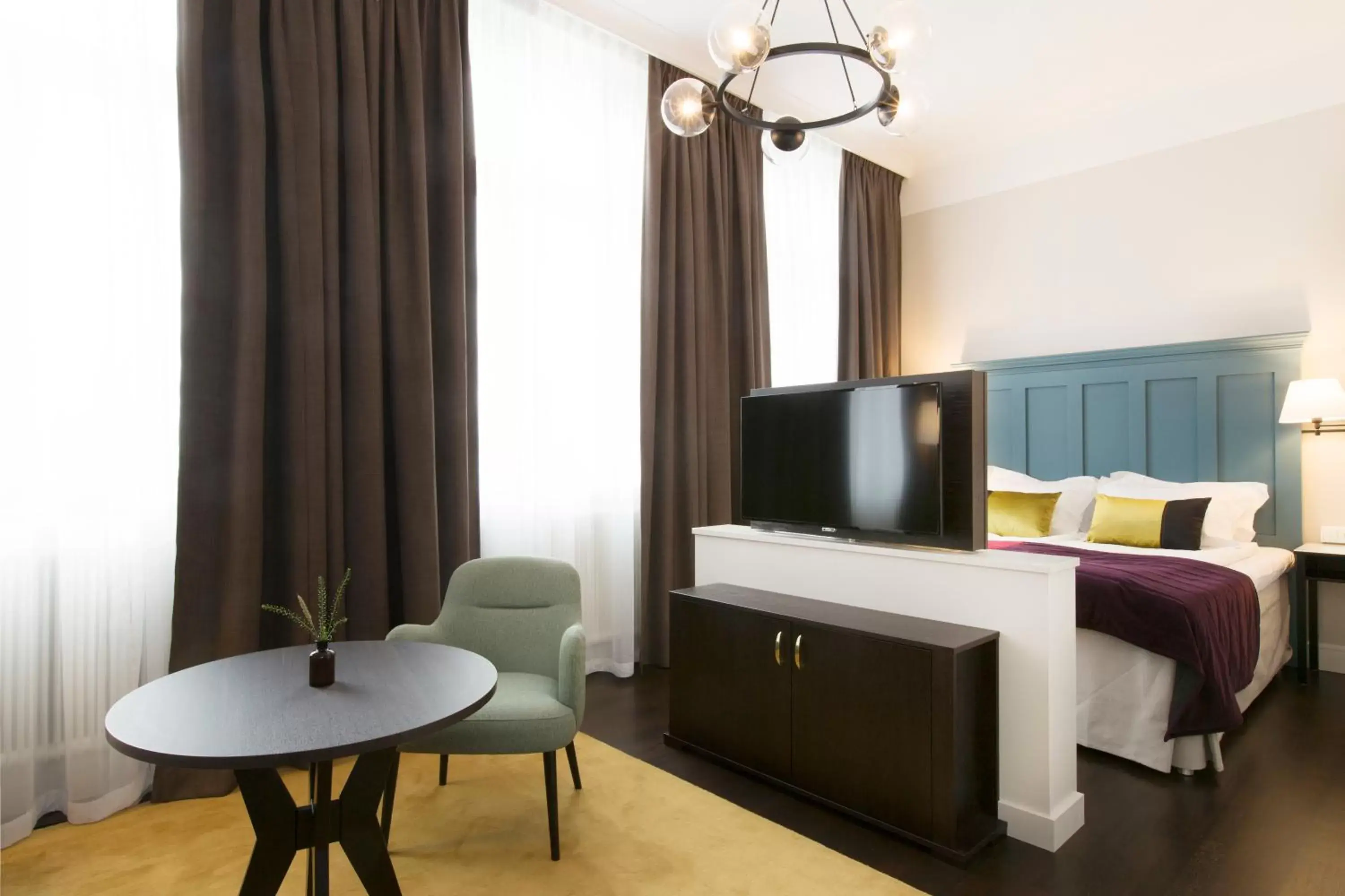 Bedroom, TV/Entertainment Center in Elite Hotel Mimer
