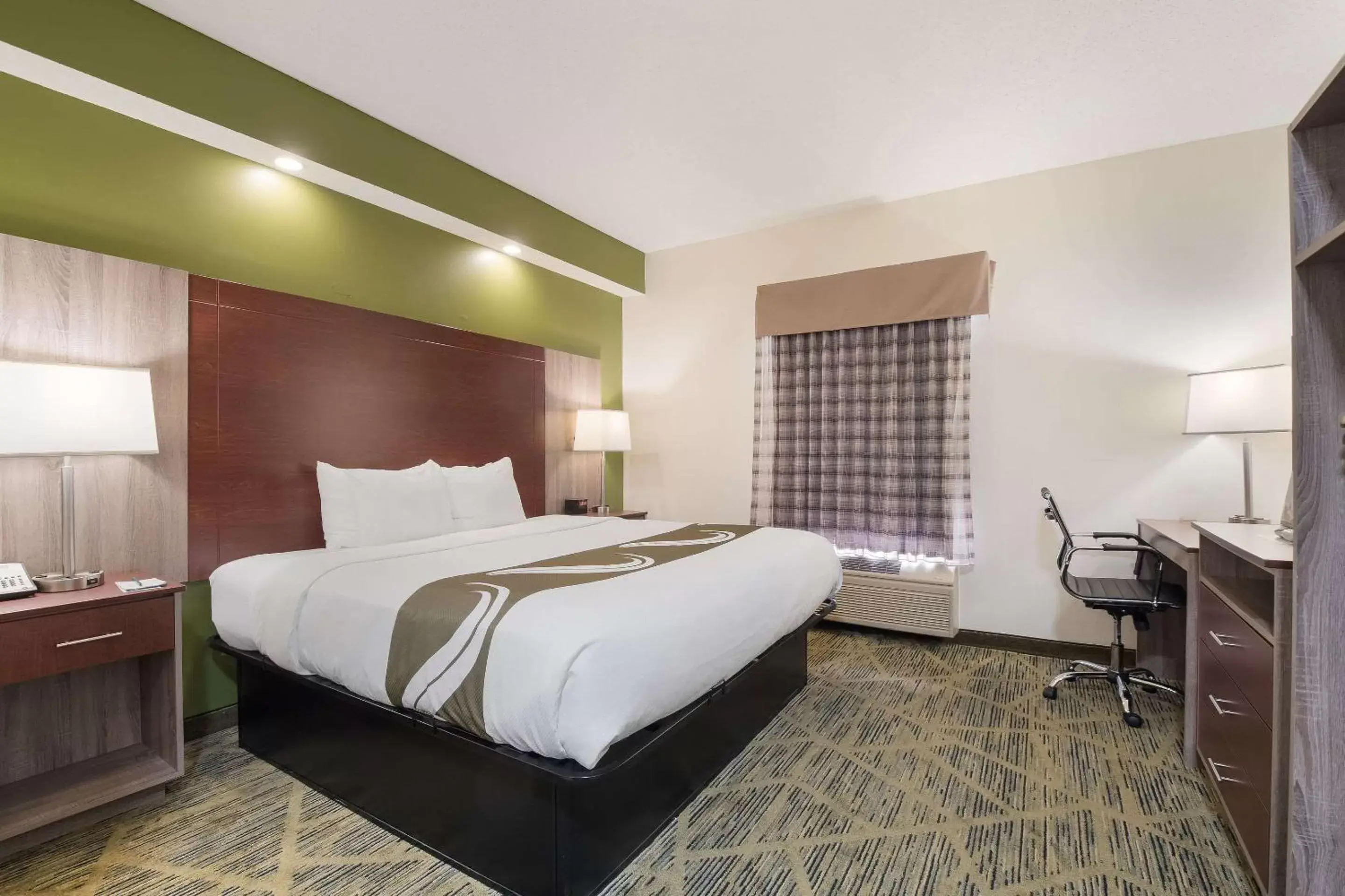 Photo of the whole room, Bed in Quality Inn Alcoa Knoxville