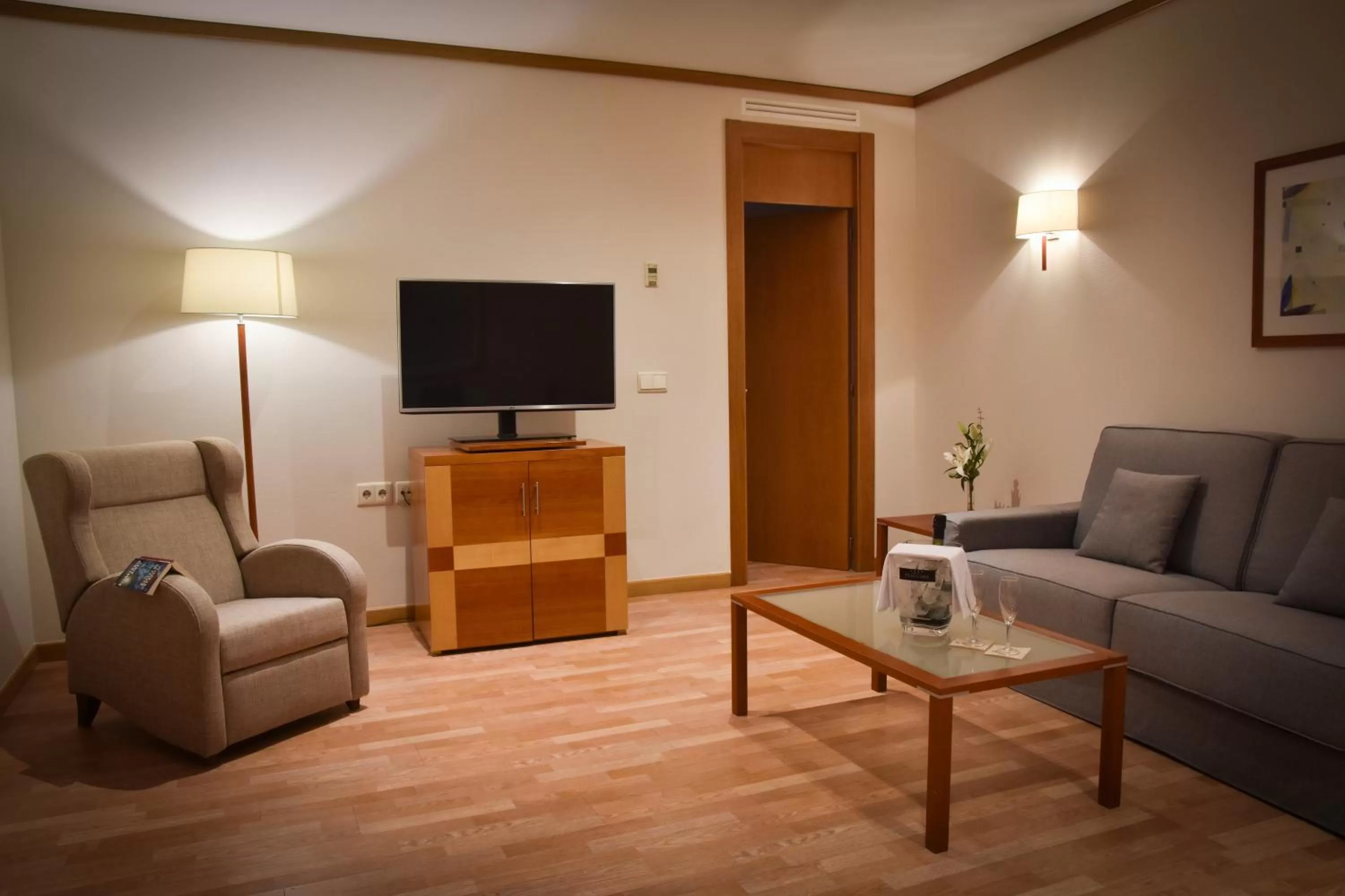 Photo of the whole room in Senator Parque Central