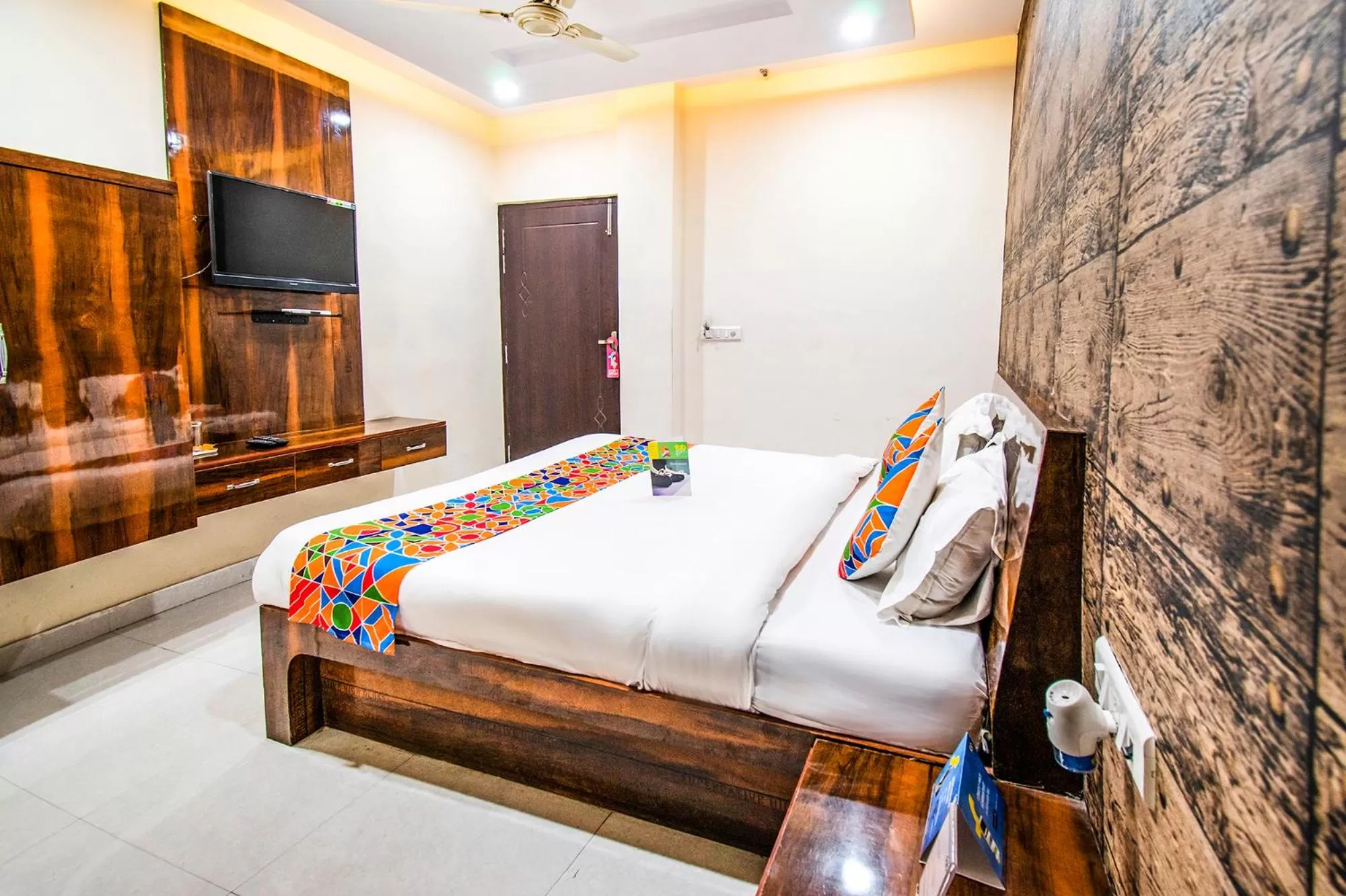 Bed in Via Elysian Grand - 3 kms from Chaudhary Charan Singh International Airport Lucknow
