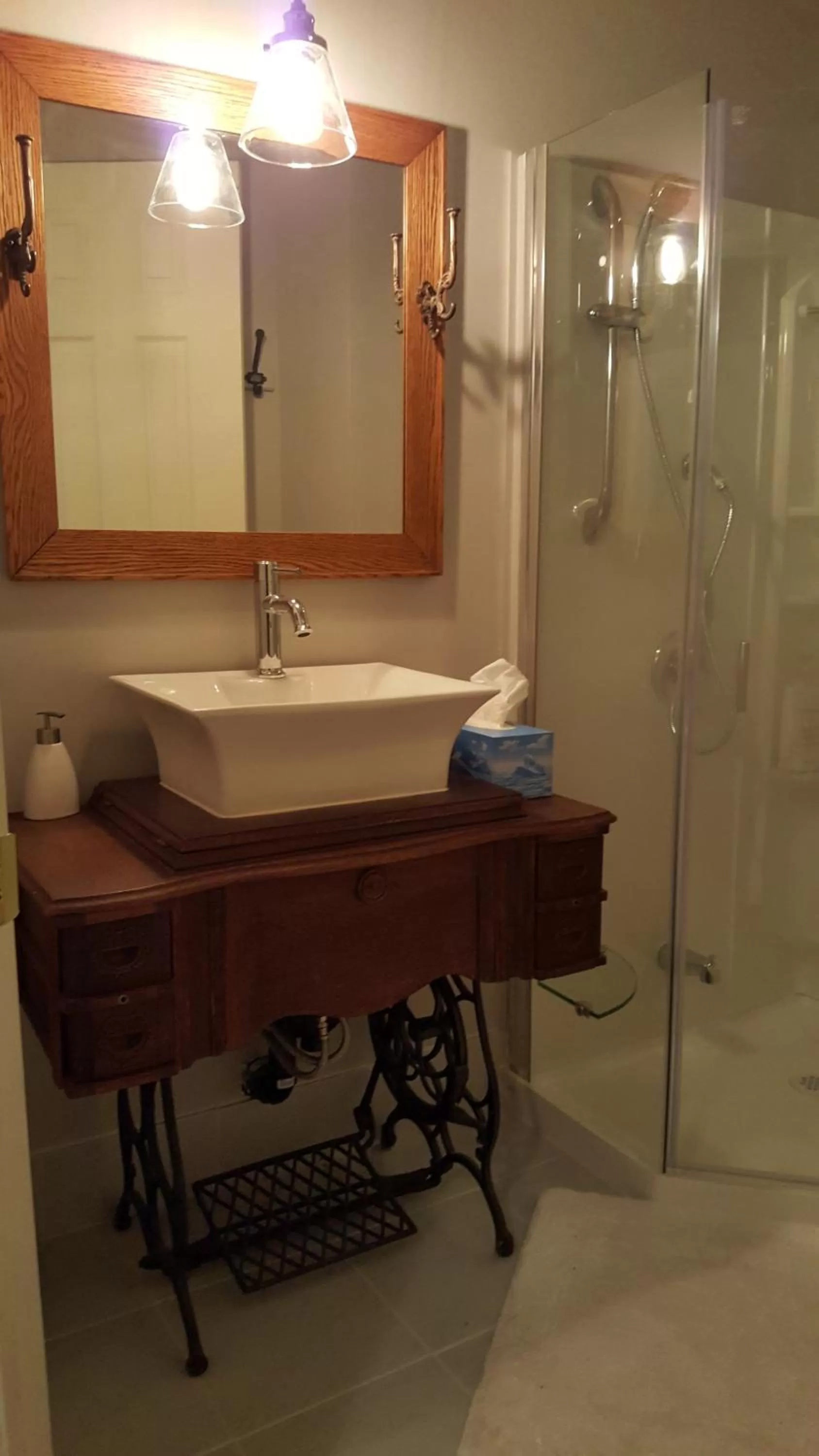 Shower in Atelier Galerie Anne Drouin Peinture & Pension