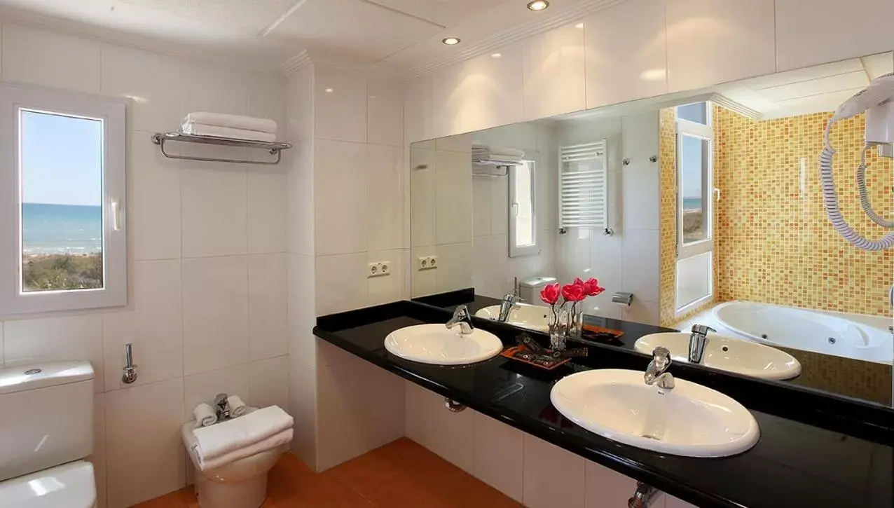 Bathroom in Hotel Playas de Guardamar