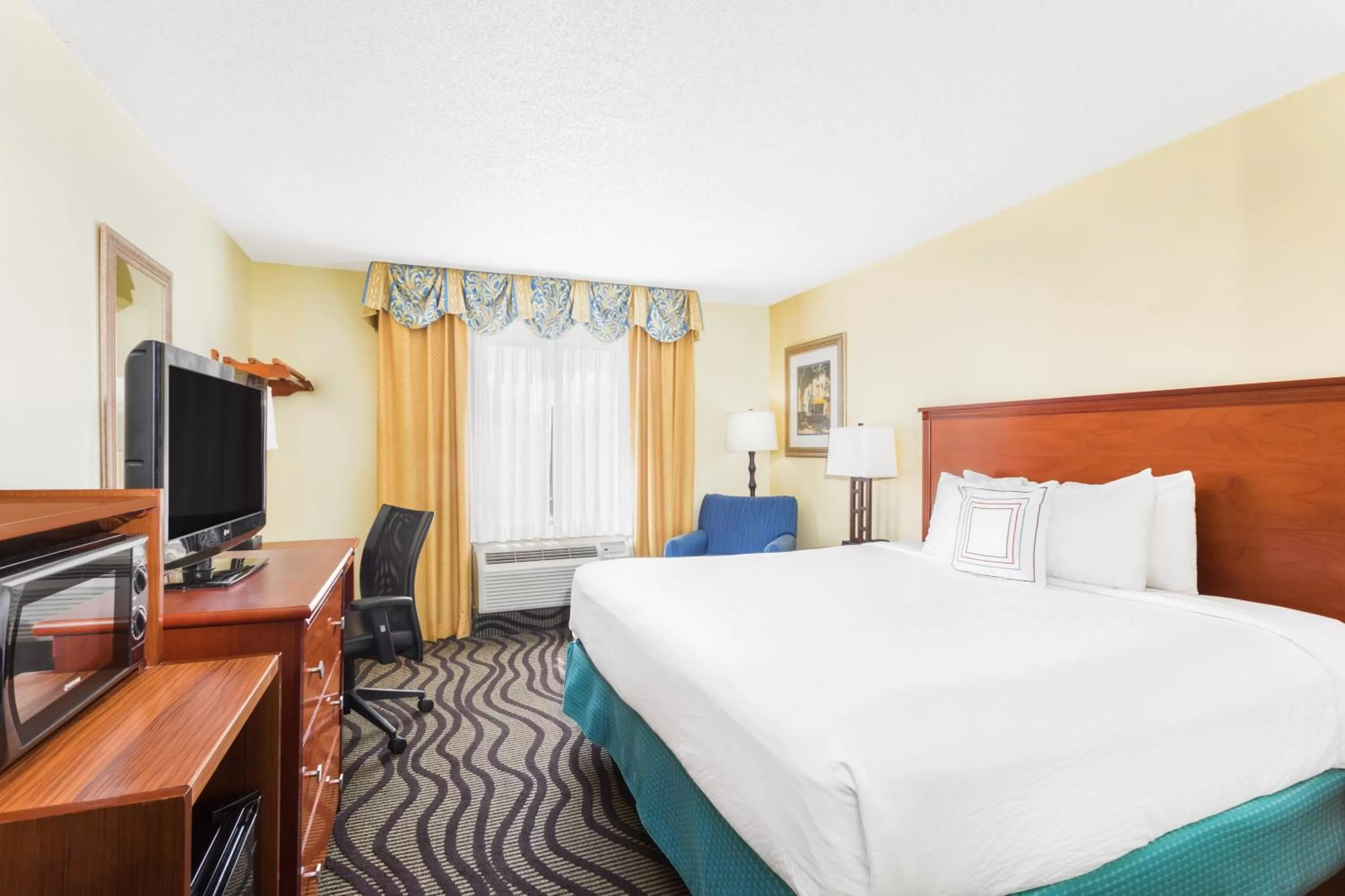 Bed in Baymont by Wyndham Savannah Midtown