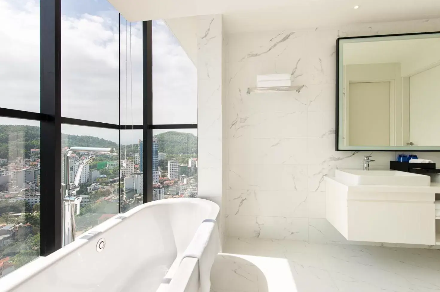 Bathroom in Hotel Sol Halong, Trademark Collection by Wyndham