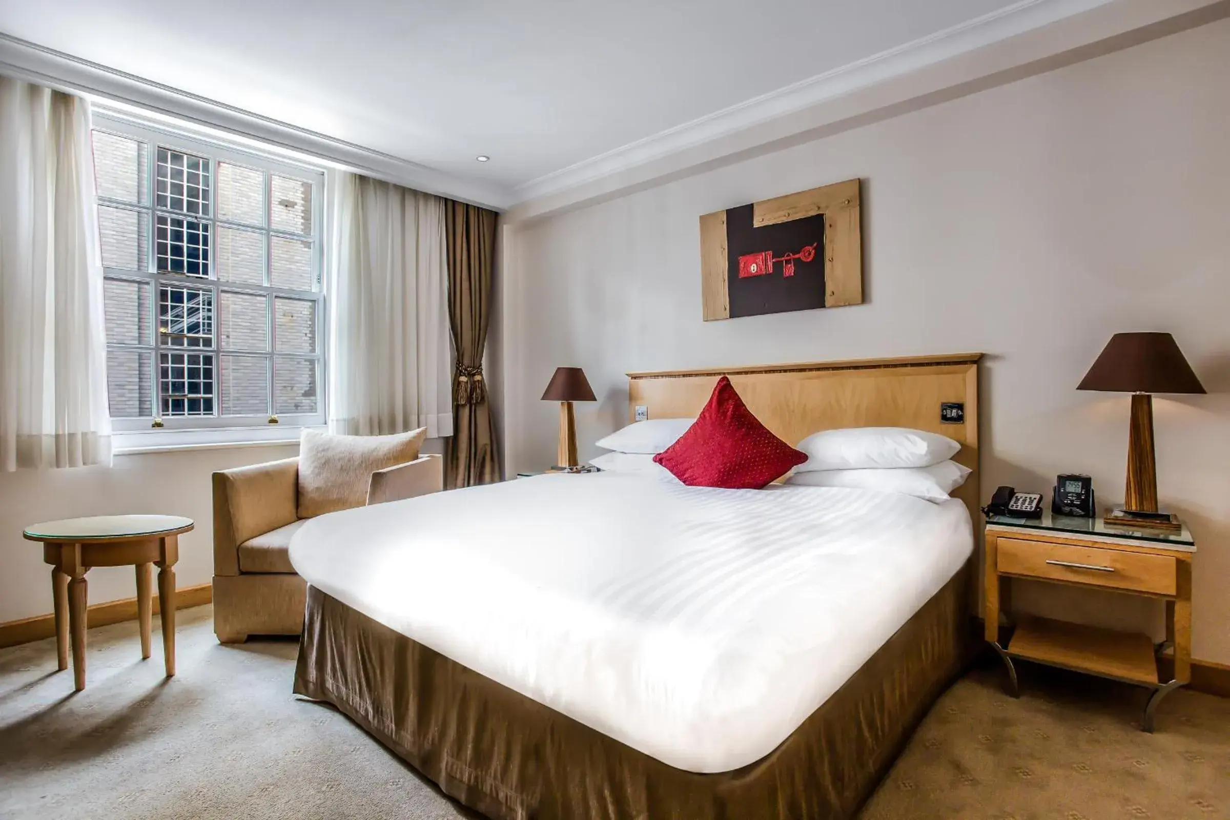 Bedroom, Bed in Courthouse Hotel London