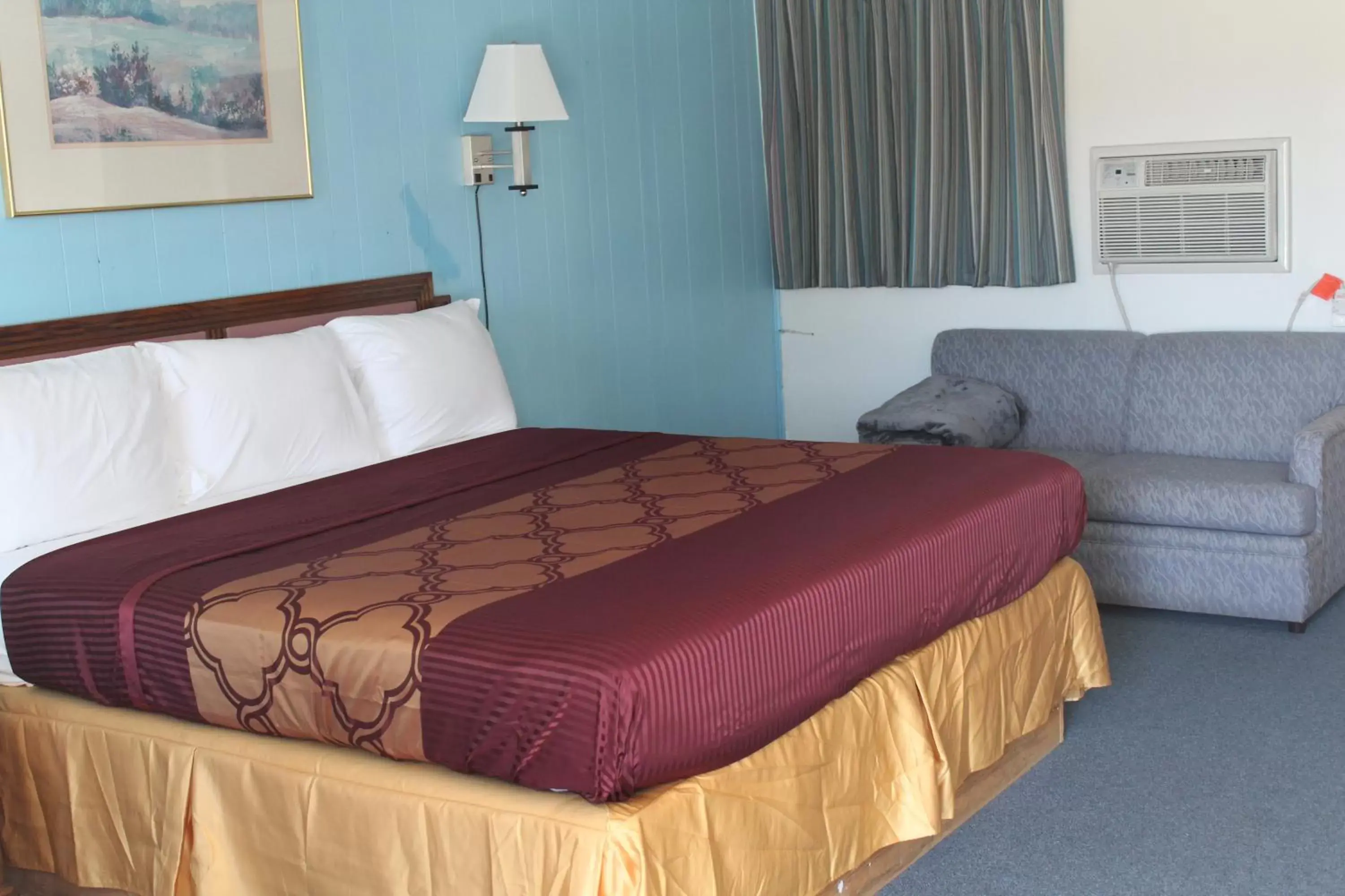 Bed in Royal Inn Motel