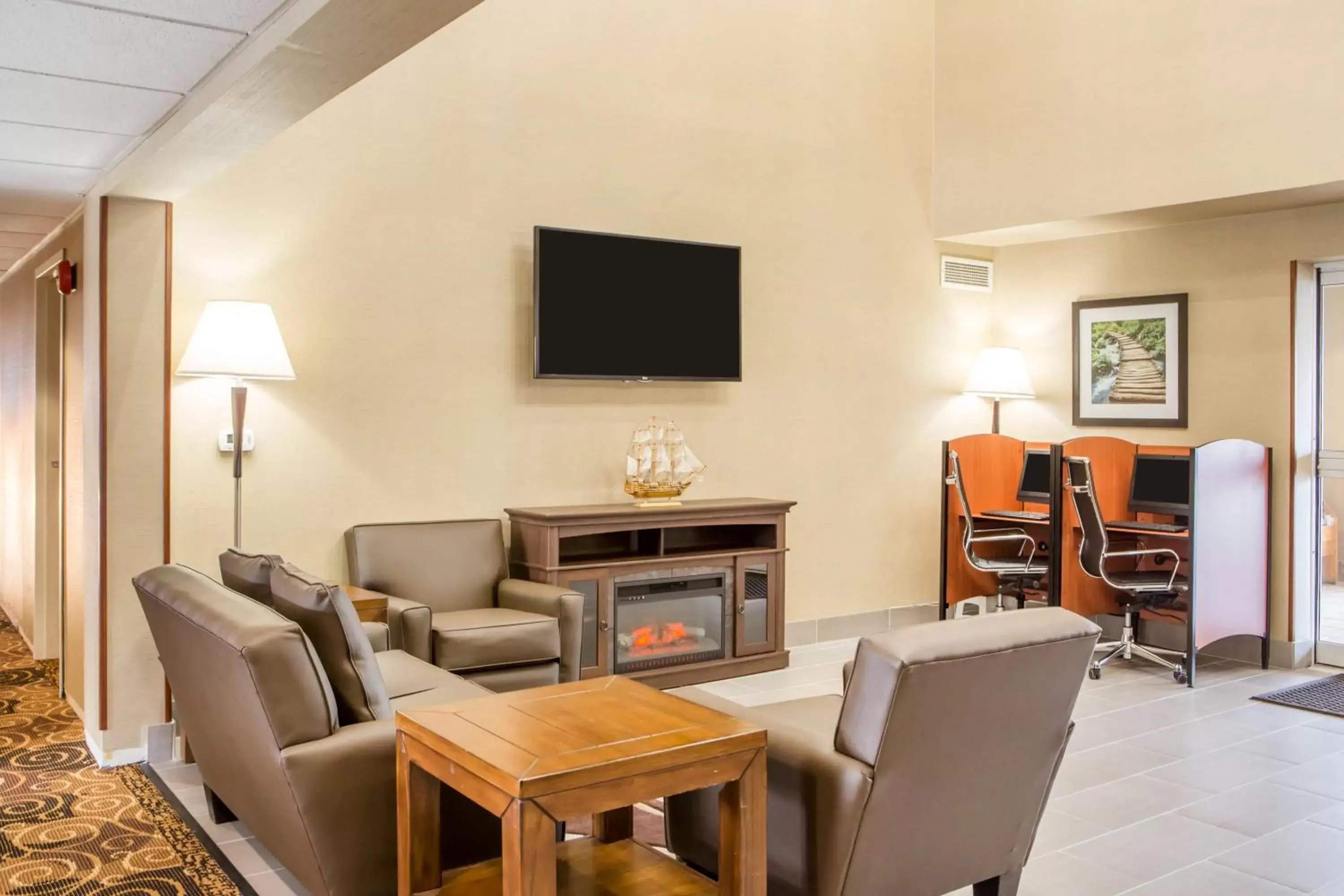 Lobby or reception, TV/Entertainment Center in Hawthorn Suites By Wyndham Oak Creek/Milwaukee Airport