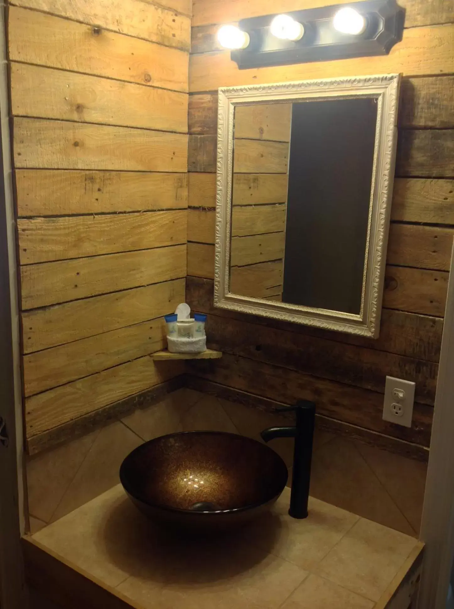 Bathroom in Qualla Cabins and Motel Cherokee near Casino