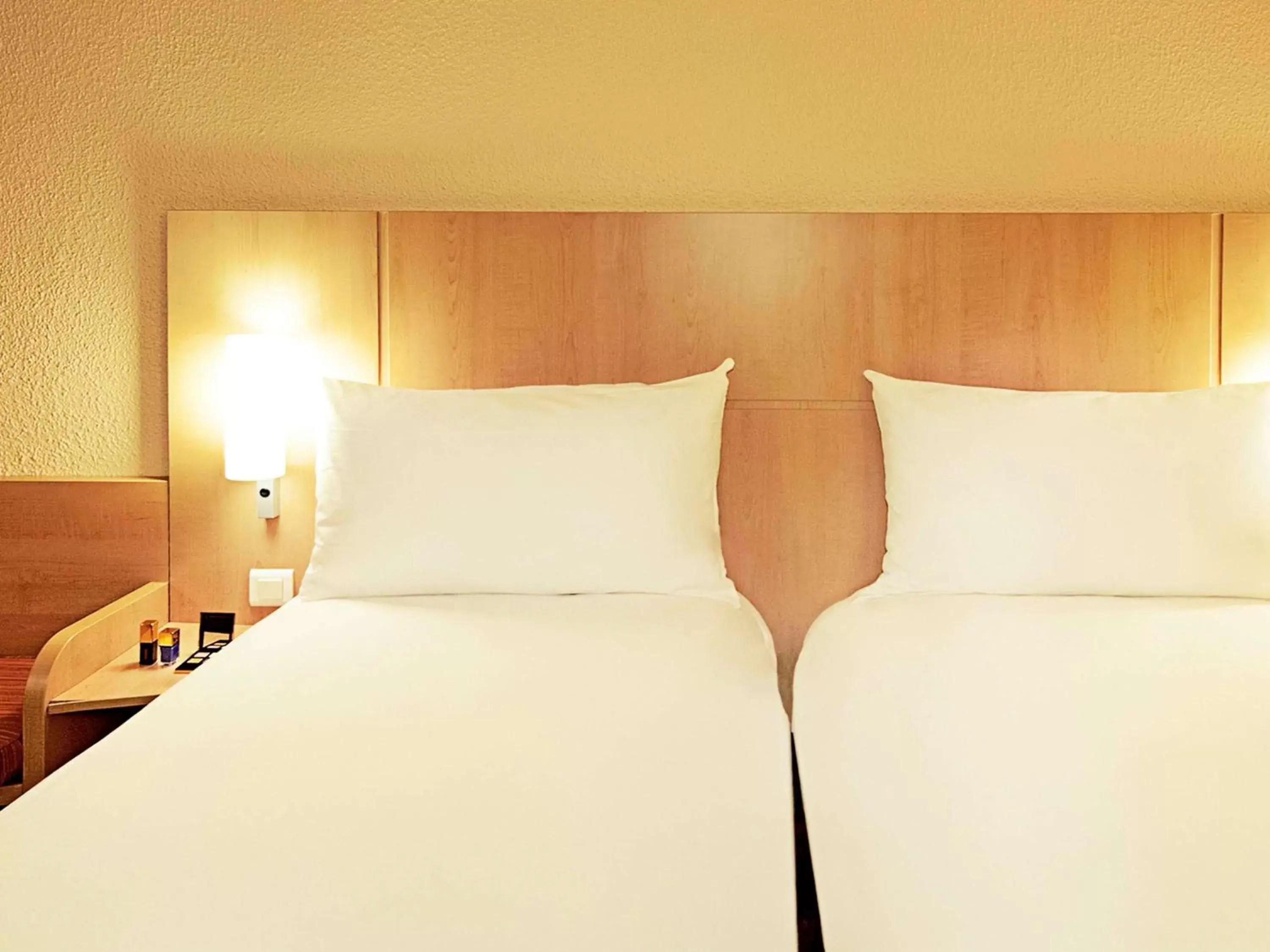 Photo of the whole room, Bed in ibis Saint Quentin Basilique Photo of the whole room, Bed in ibis Saint Quentin Basilique