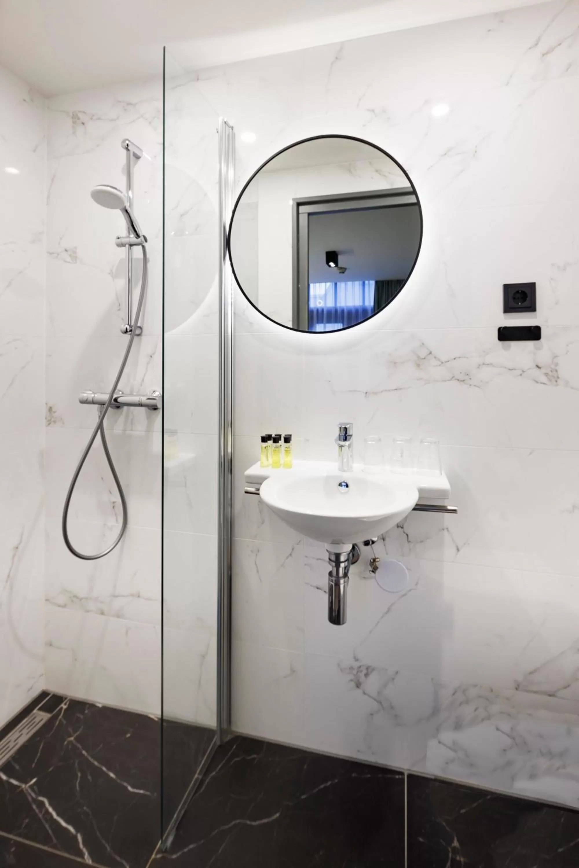 Shower in Ciao Papa Hotel Amsterdam Central Station