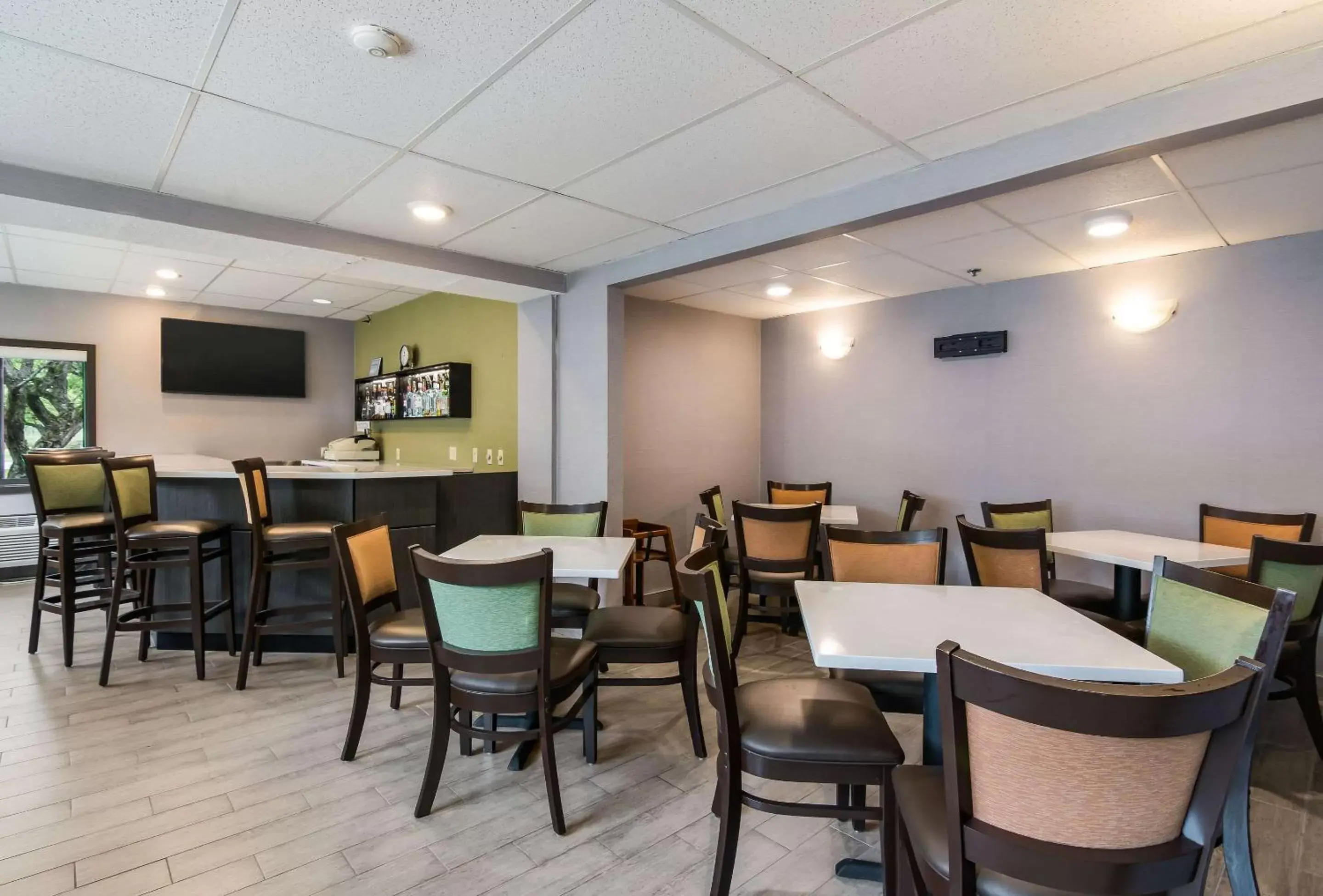 Restaurant/places to eat in Clarion Pointe Jamestown - Falconer Restaurant/places to eat in Clarion Pointe Jamestown - Falconer