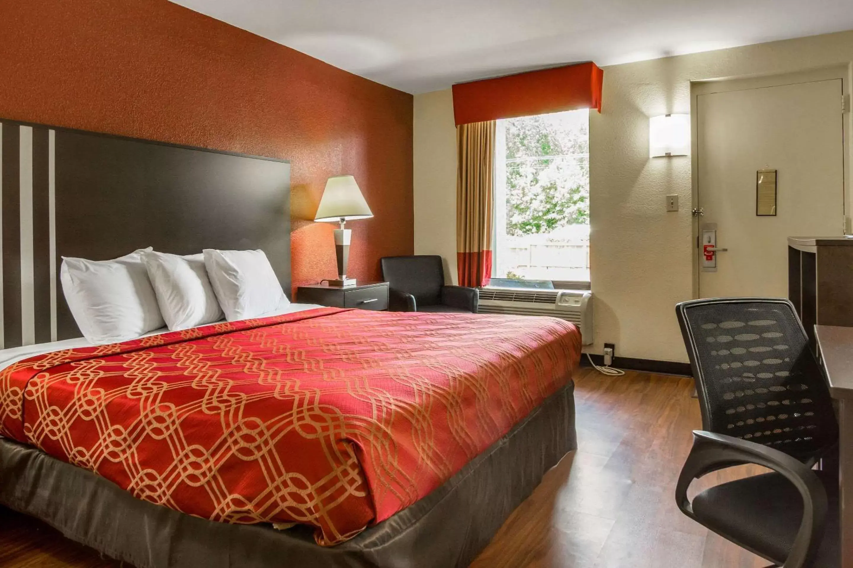 Photo of the whole room, Bed in Econo Lodge Research Triangle Park