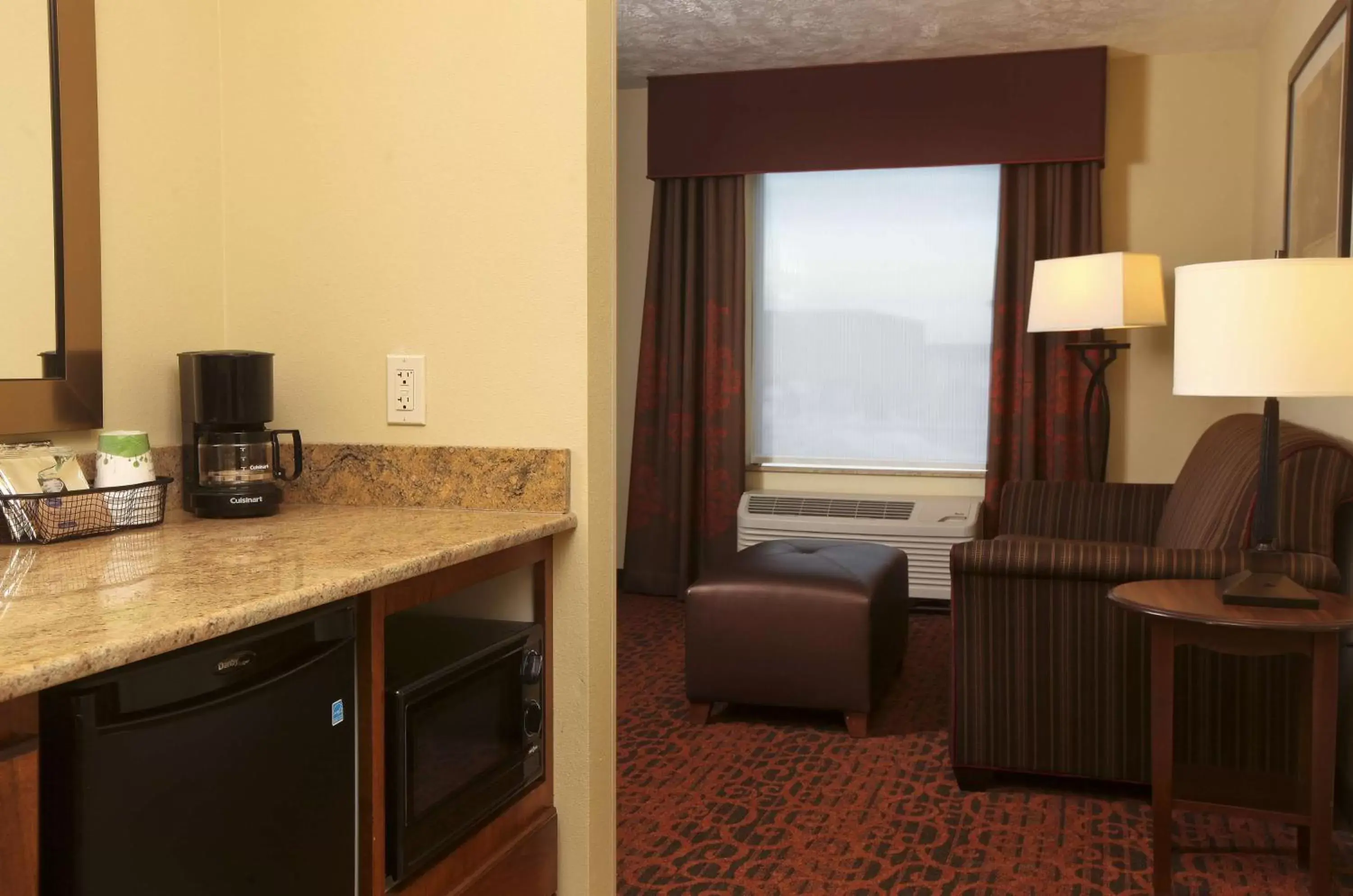 Kitchen or kitchenette, TV/Entertainment Center in Hampton Inn & Suites Fargo Medical Center