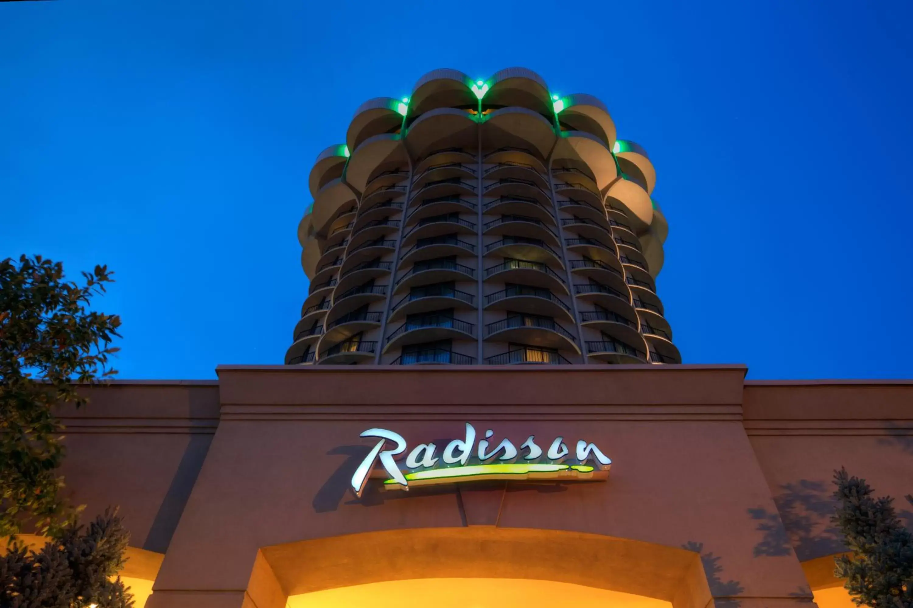 Facade/entrance, Property Building in Radisson Hotel Cincinnati Riverfront