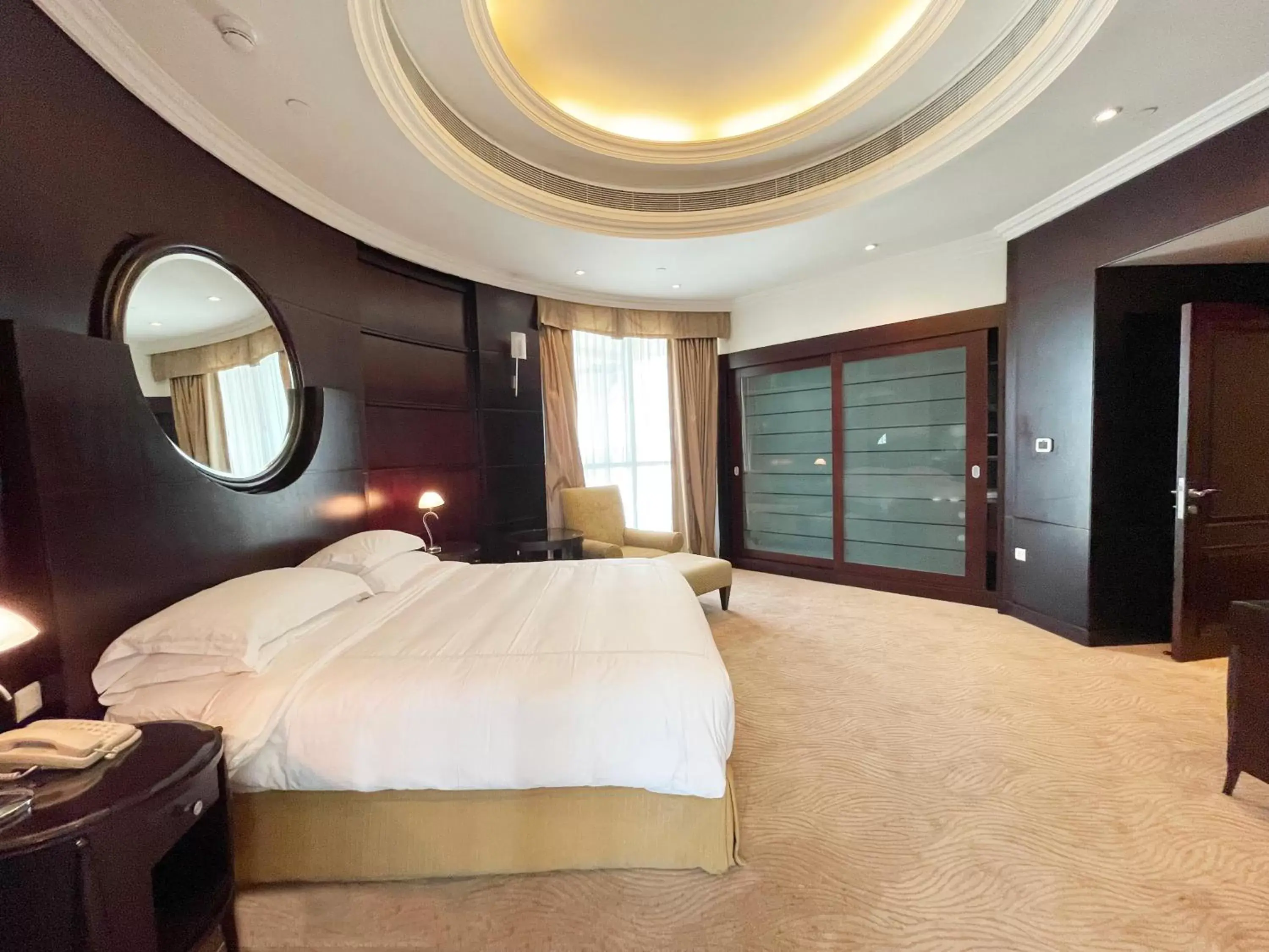 Bedroom, Bed in Swissôtel Al Murooj Dubai