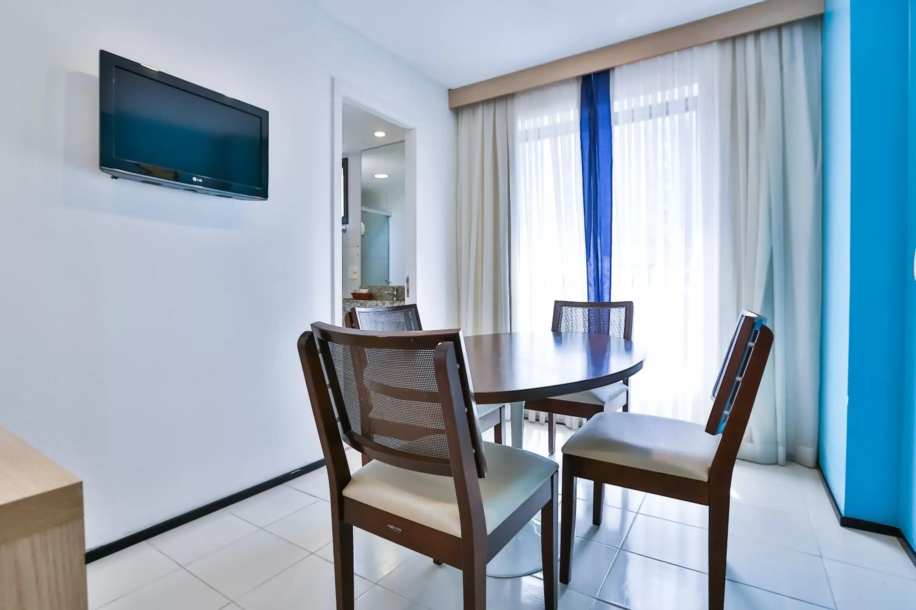 Communal lounge/ TV room, TV/Entertainment Center in Quality Hotel Manaus