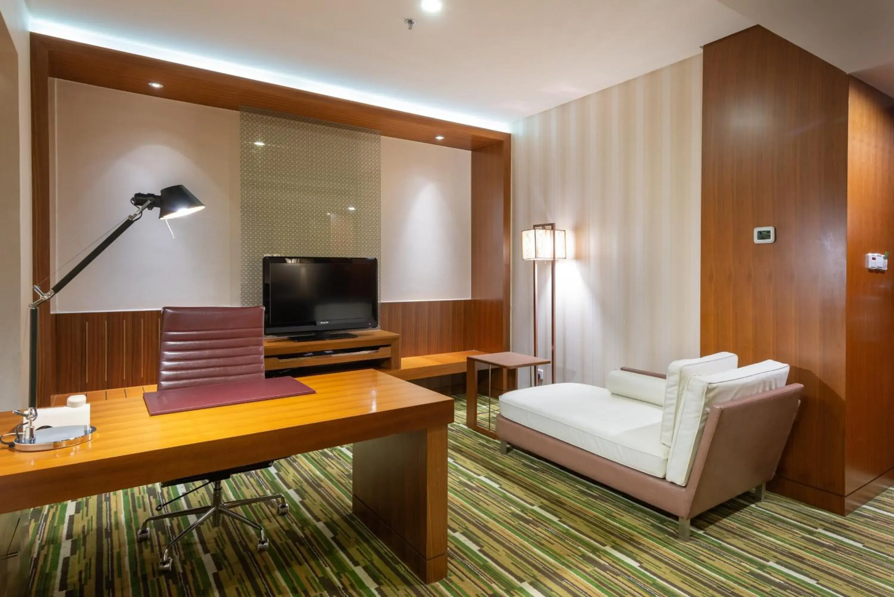 Photo of the whole room, TV/Entertainment Center in Crowne Plaza Shanghai Jinxiu