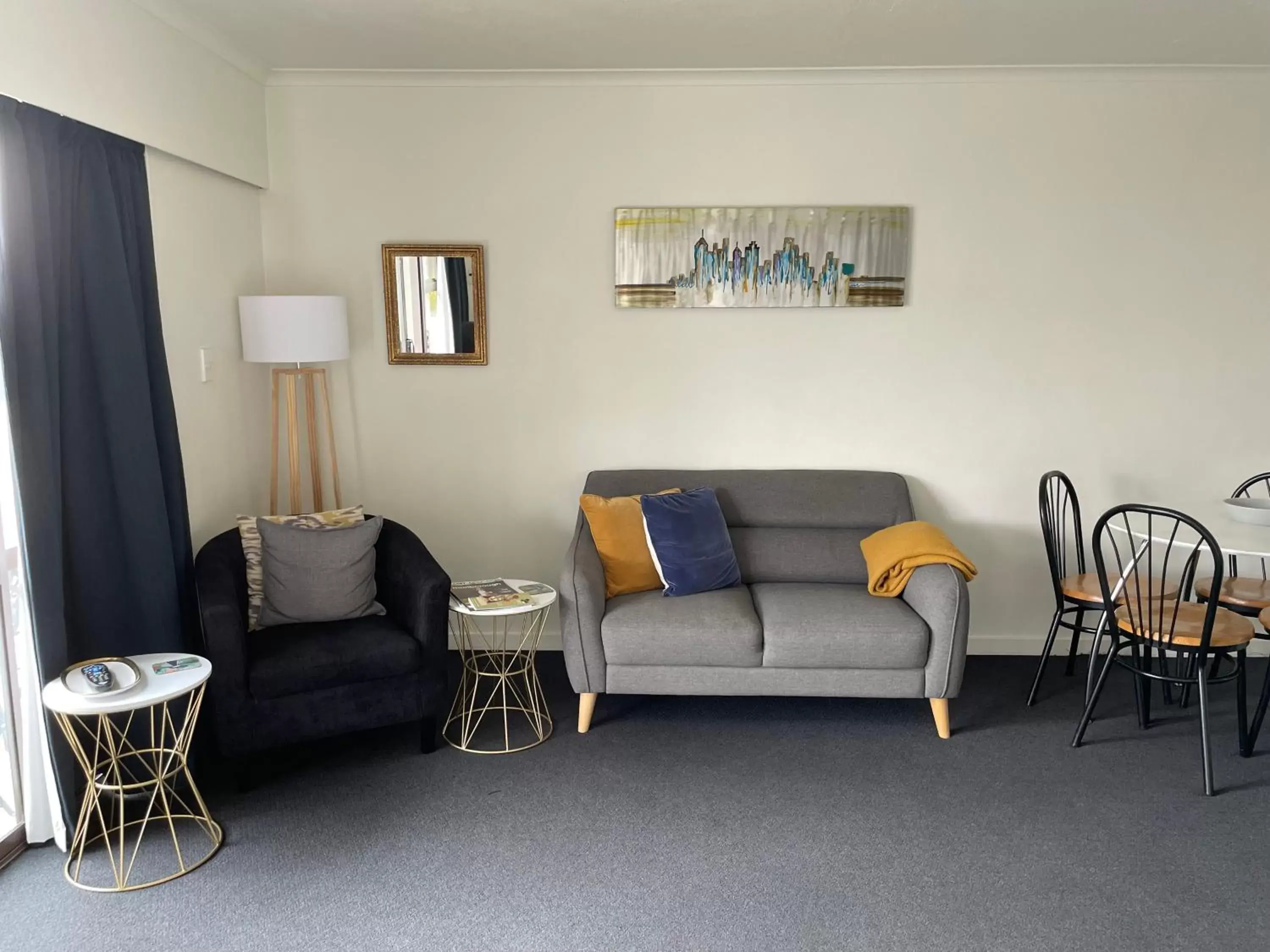 Living room, Seating Area in Colonial Motel