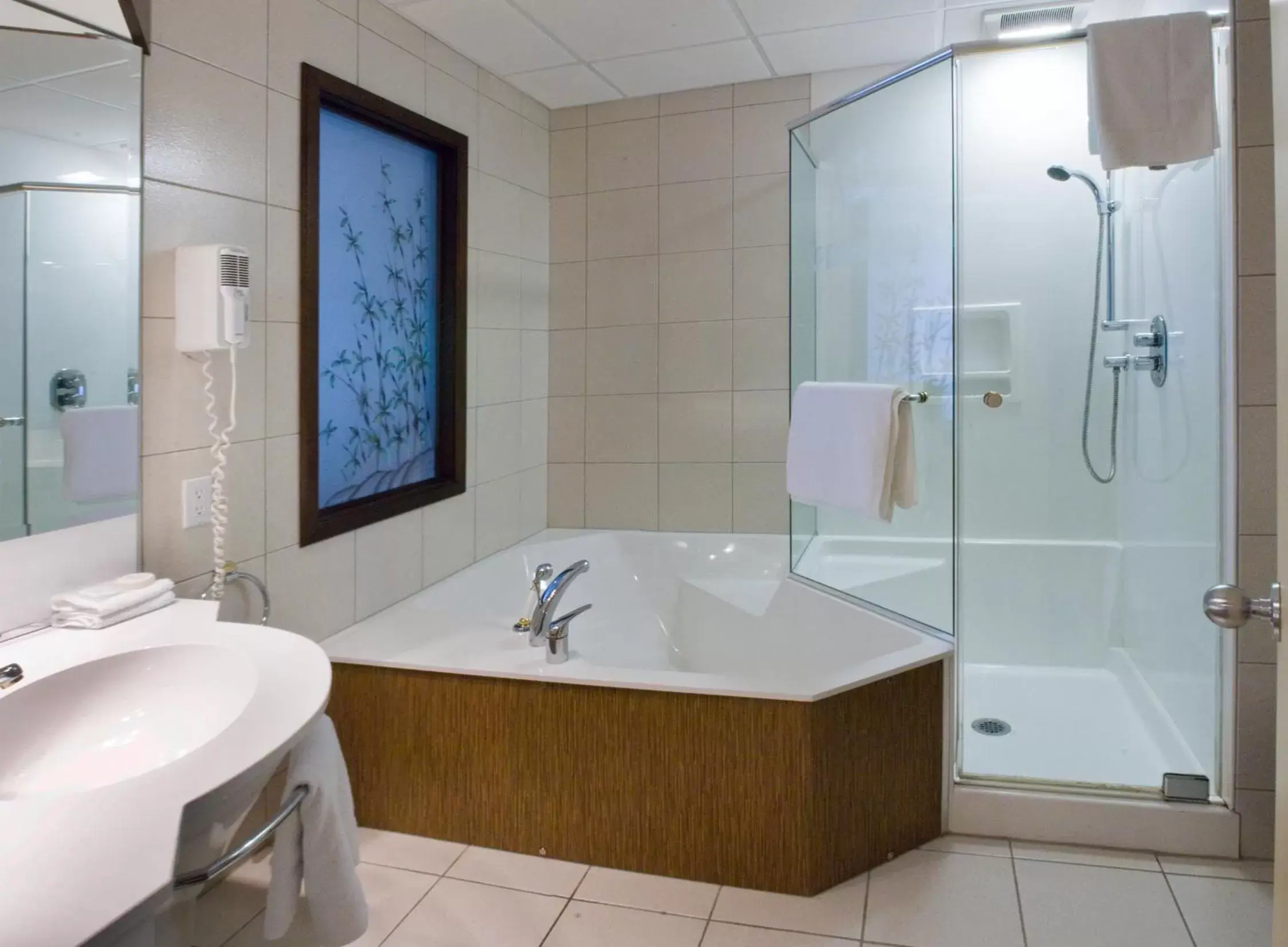 Bathroom in Hotel & Suites Le Dauphin Drummondville