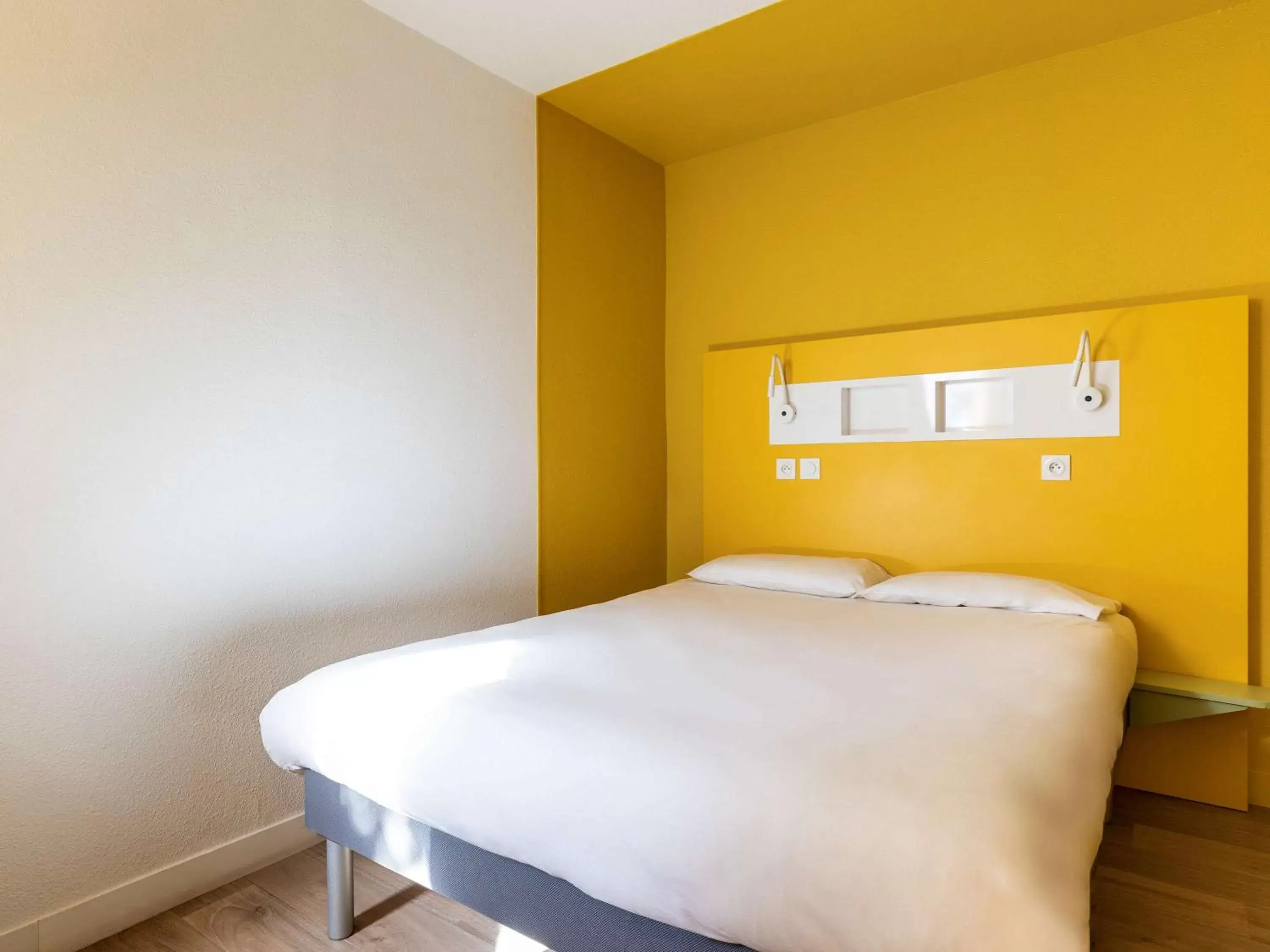 Bed in Ibis Budget Lyon Est Saint Quentin Fallavier