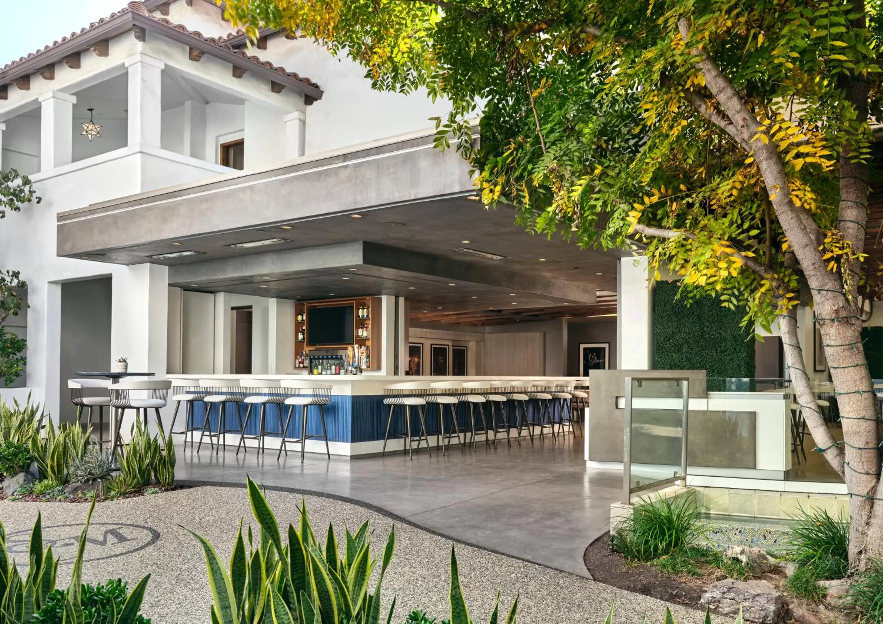 Restaurant/places to eat, Swimming Pool in Sunset Marquis Hotel