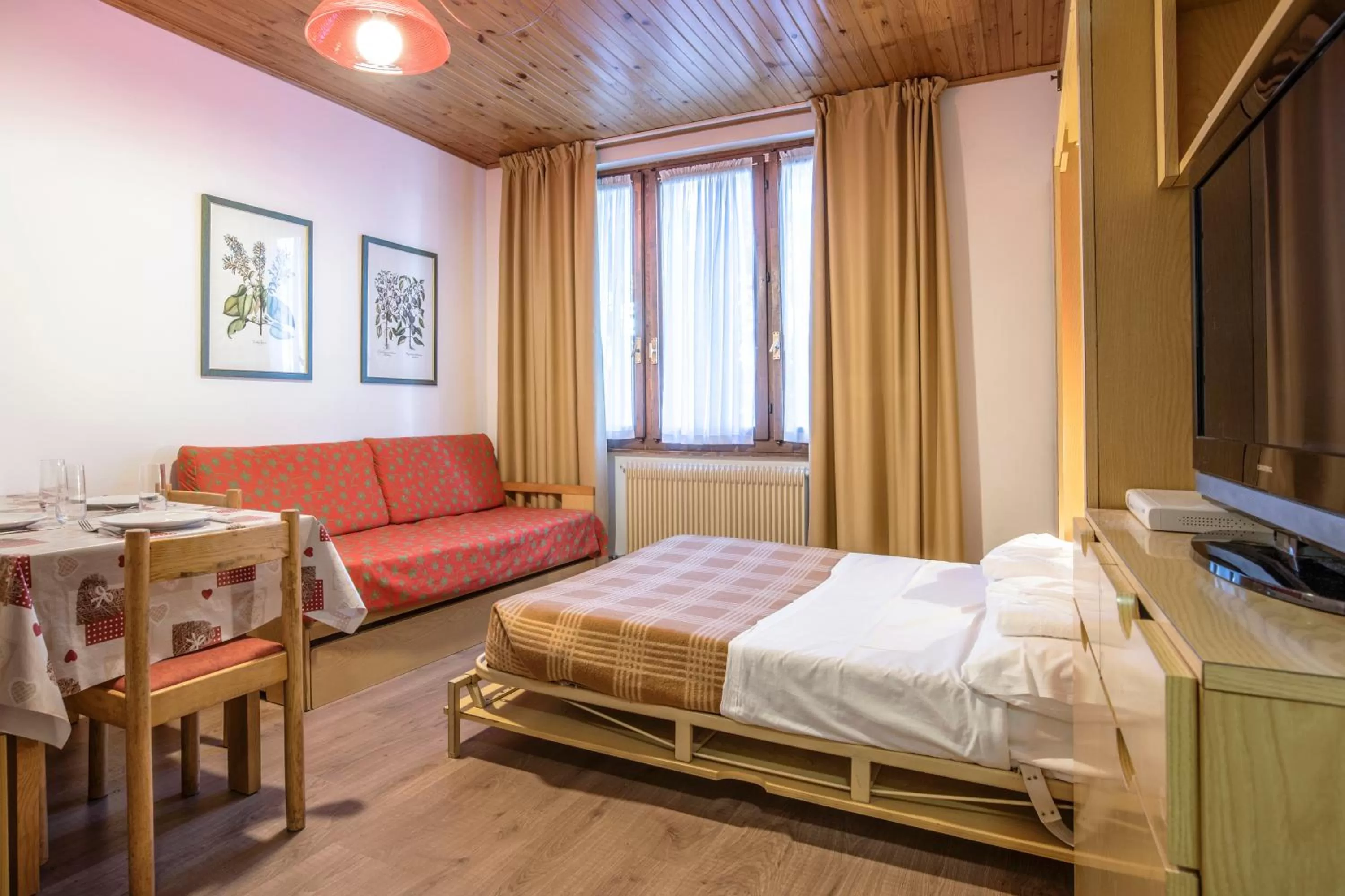 Photo of the whole room, Bed in Alaska Clubresidence