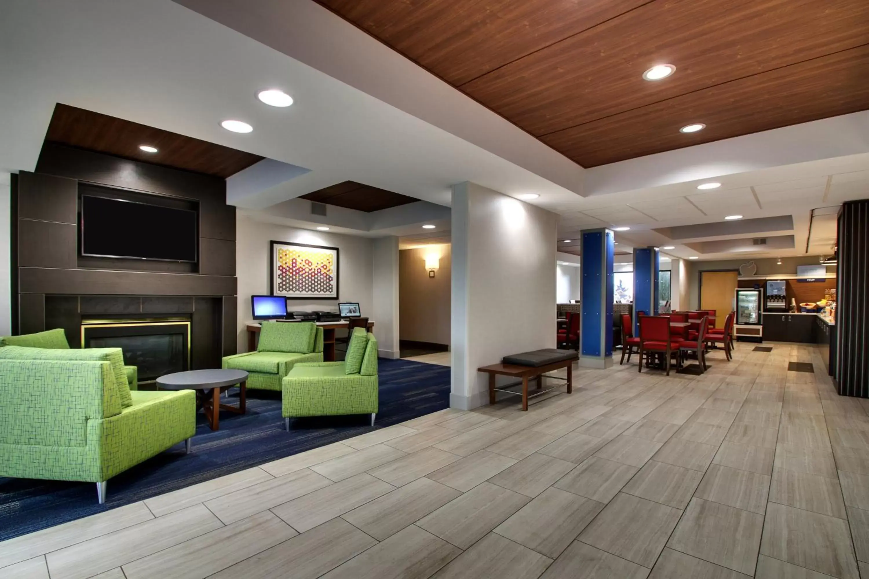 Lobby or reception in Holiday Inn Express Hotel & Suites Cedar Rapids I-380 at 33rd Avenue by IHG Lobby or reception in Holiday Inn Express Hotel & Suites Cedar Rapids I-380 at 33rd Avenue by IHG