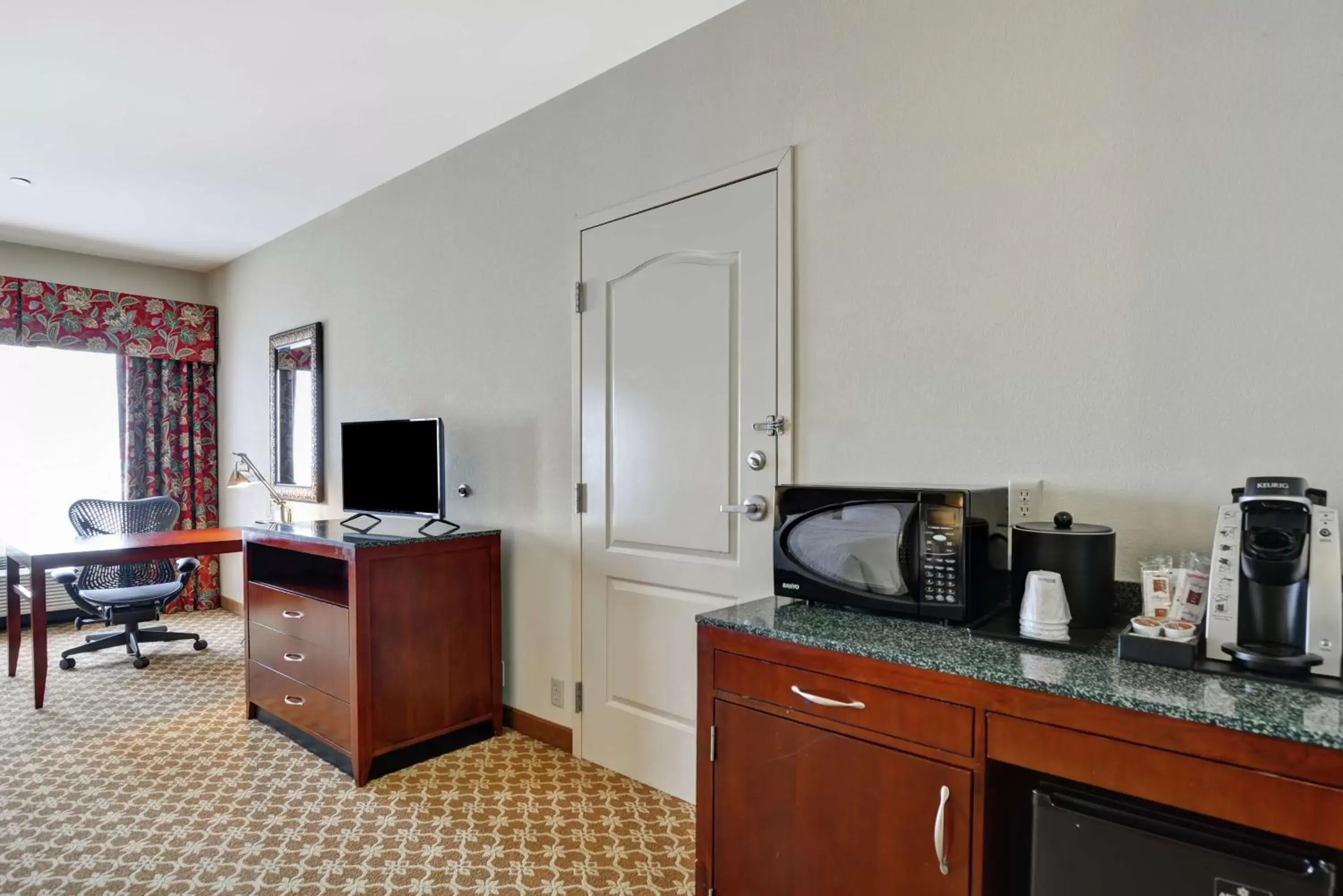 Bedroom, Kitchen/Kitchenette in Hilton Garden Inn Amarillo