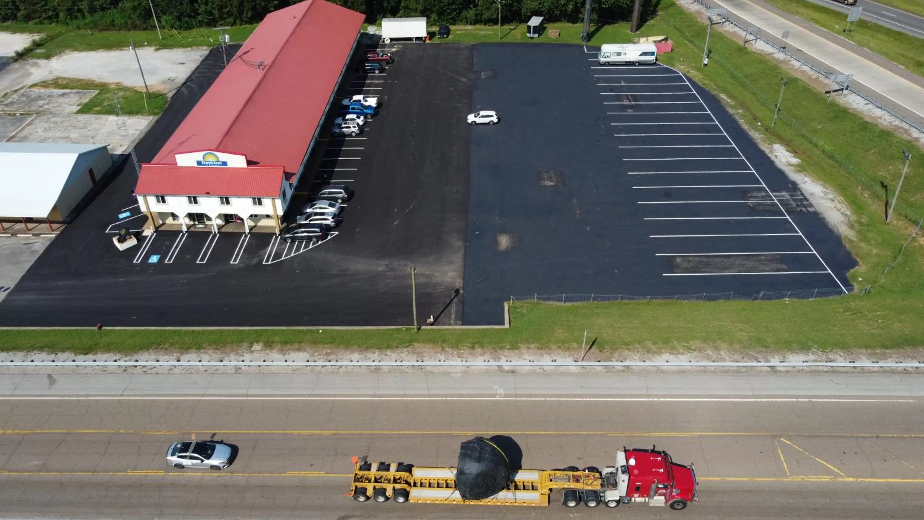 Property building in Days Inn by Wyndham Holladay