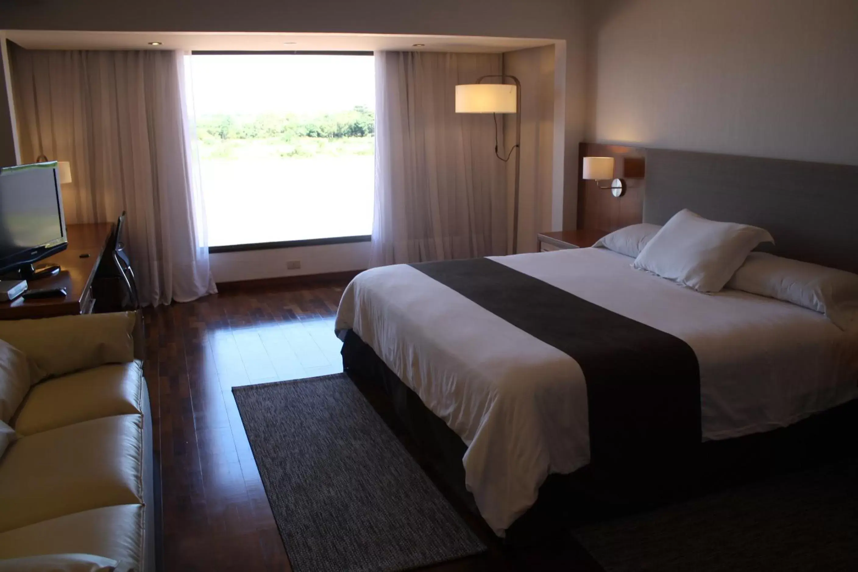 Photo of the whole room, Bed in Resort Yacht Y Golf Club Paraguayo
