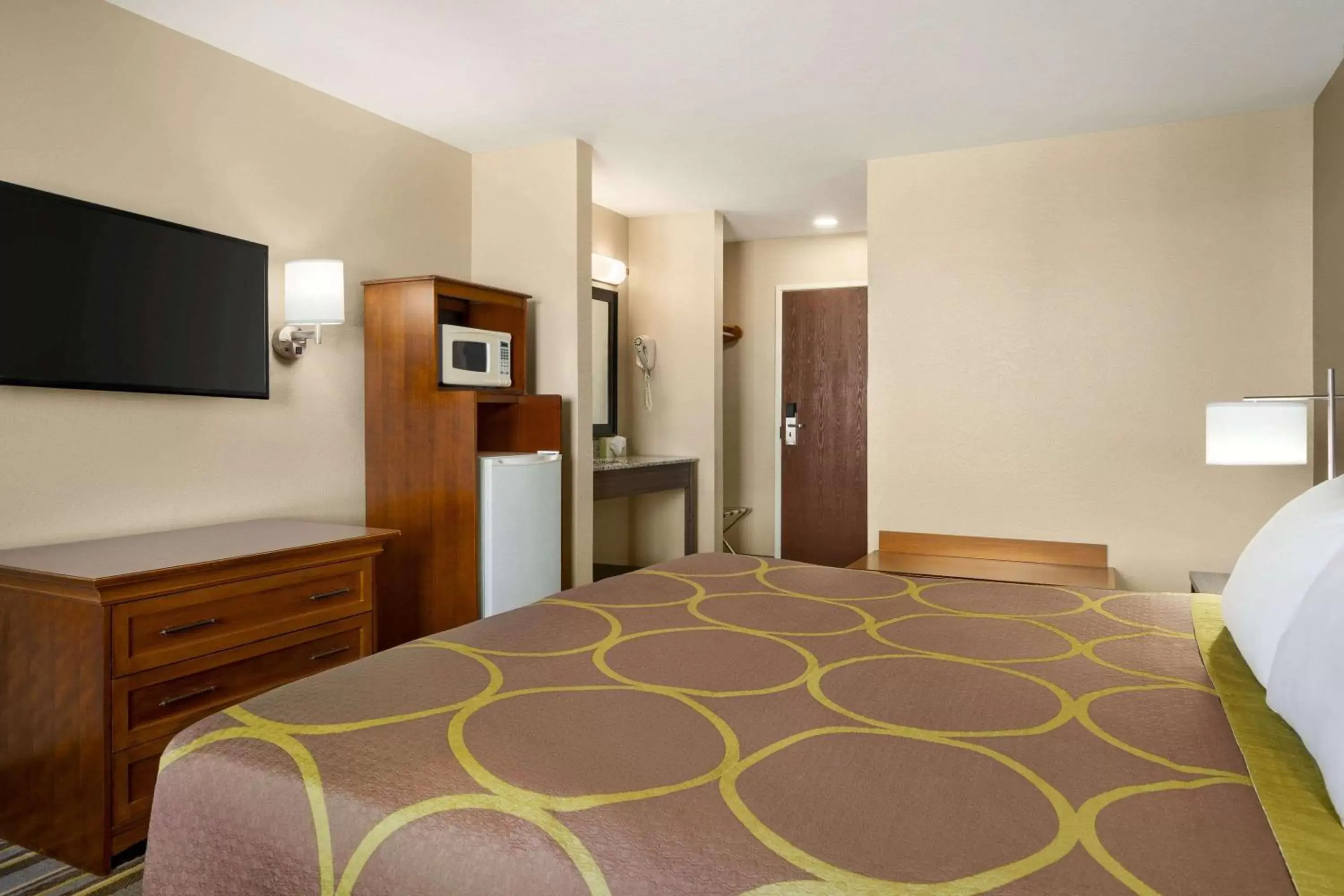 Photo of the whole room, Bed in Super 8 by Wyndham Liberal KS