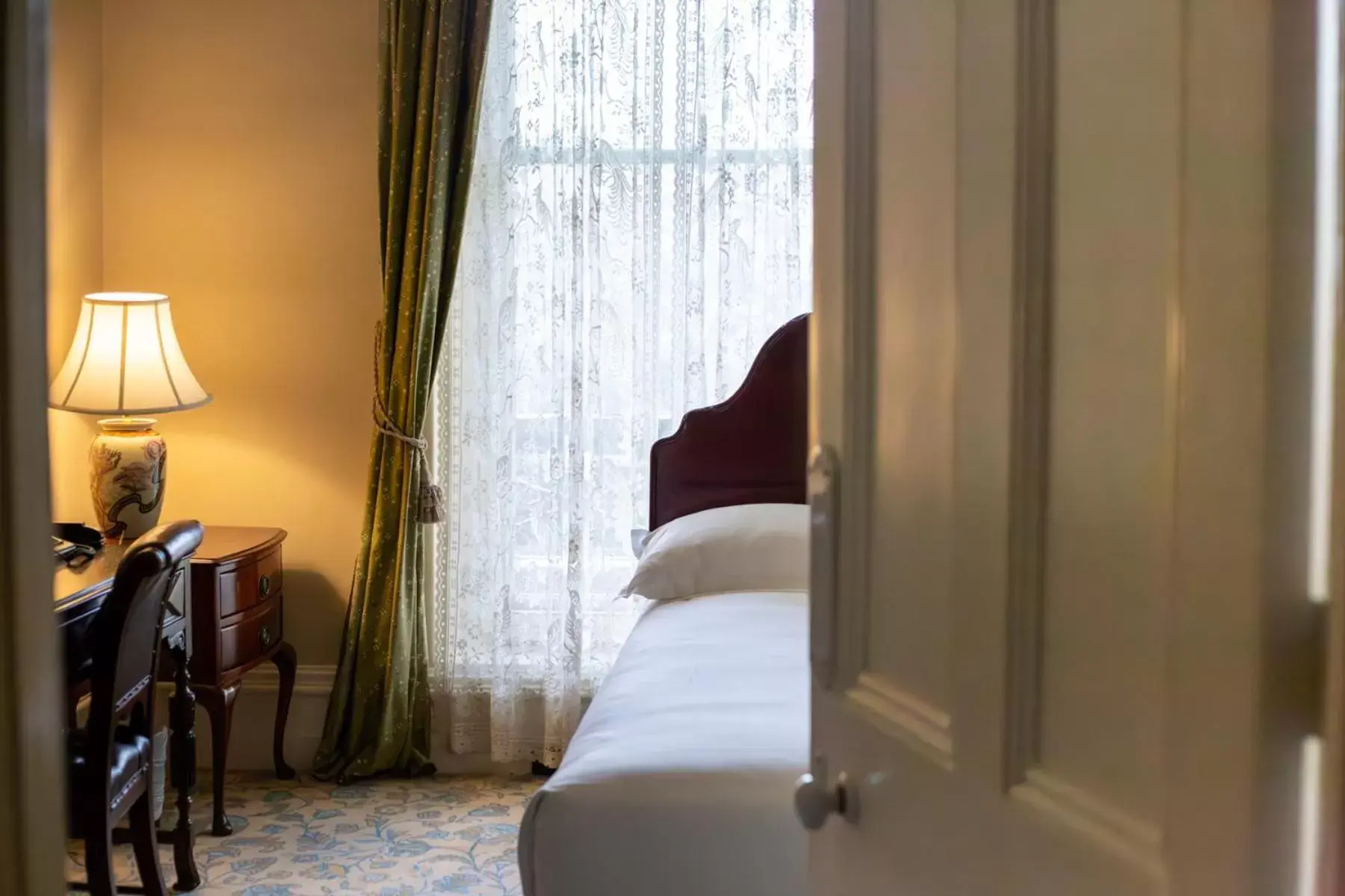 Bedroom, Bed in The Hotel Windsor