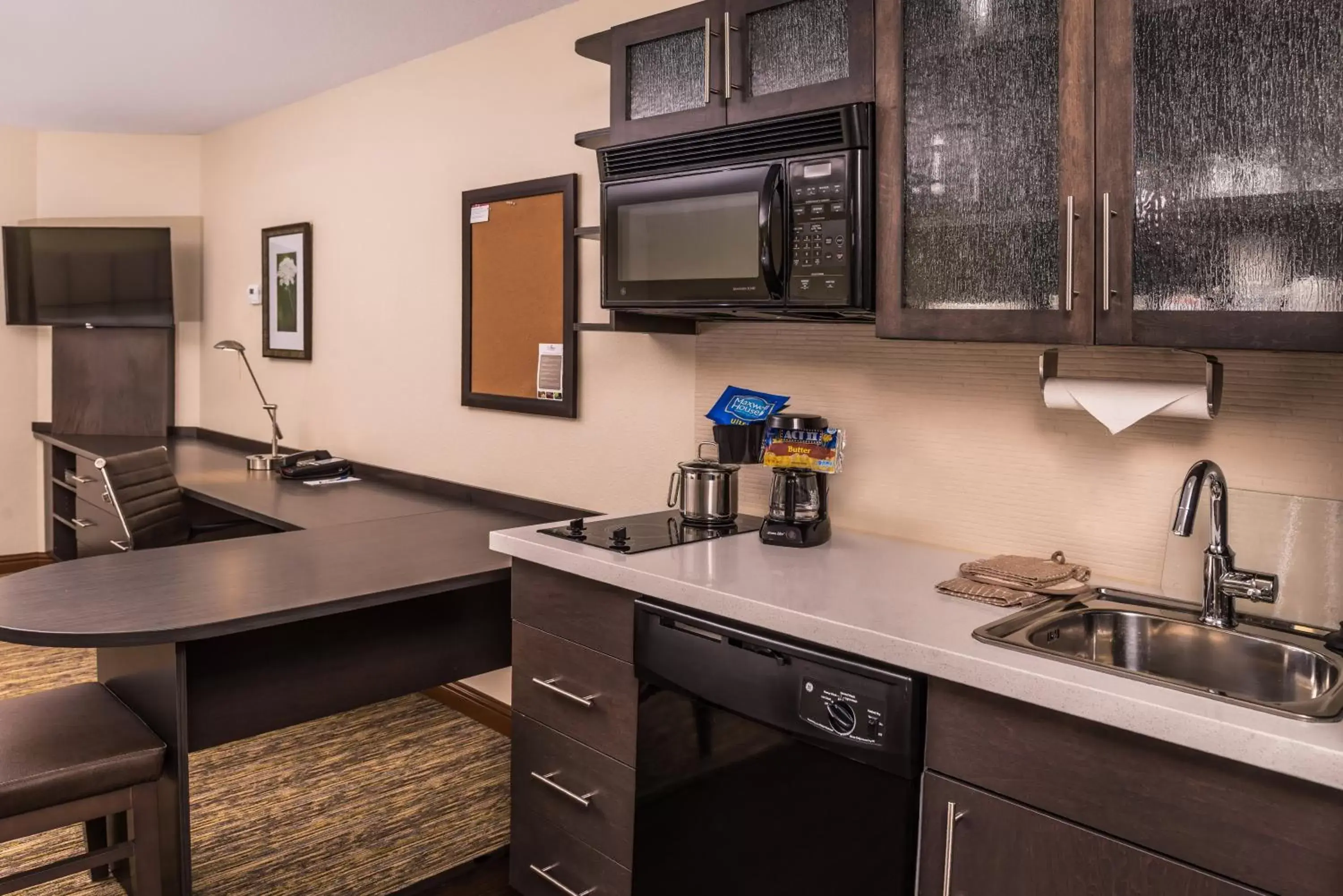 Bedroom, Kitchen/Kitchenette in Candlewood Suites - Topeka West, an IHG Hotel