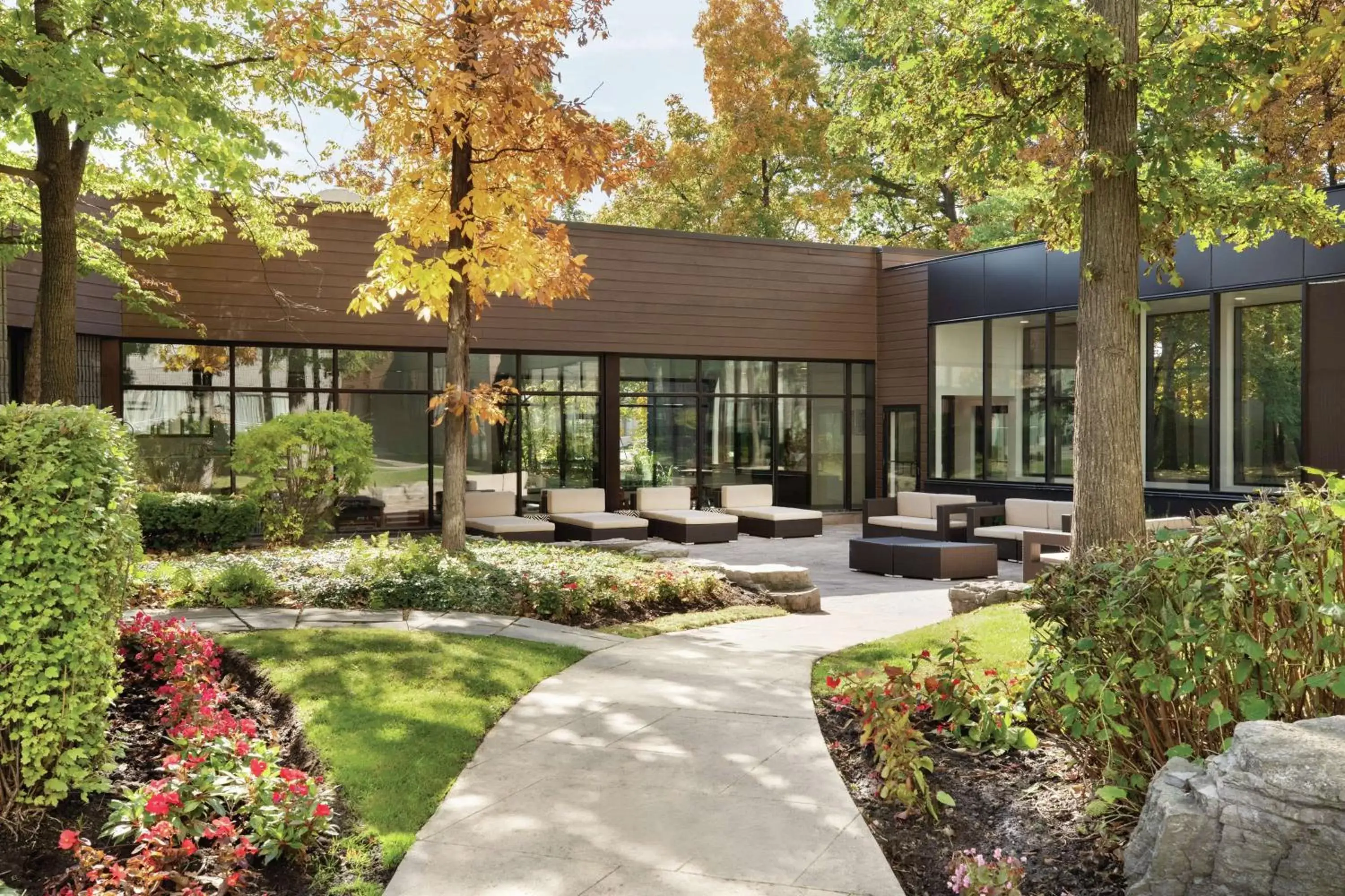 Inner courtyard view, Property Building in DoubleTree by Hilton Hotel Toronto Airport West