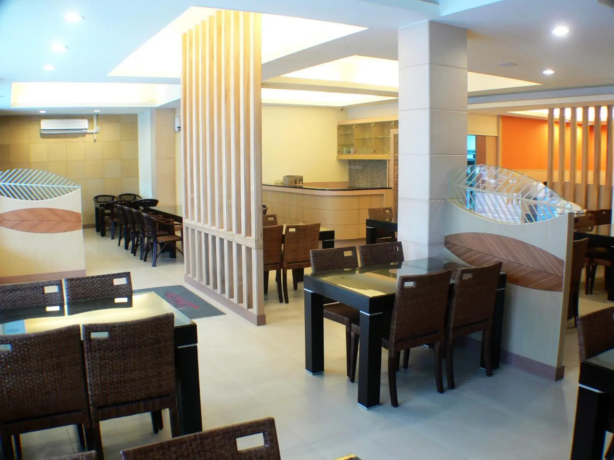 Restaurant/Places to Eat in Travel Road Hotel