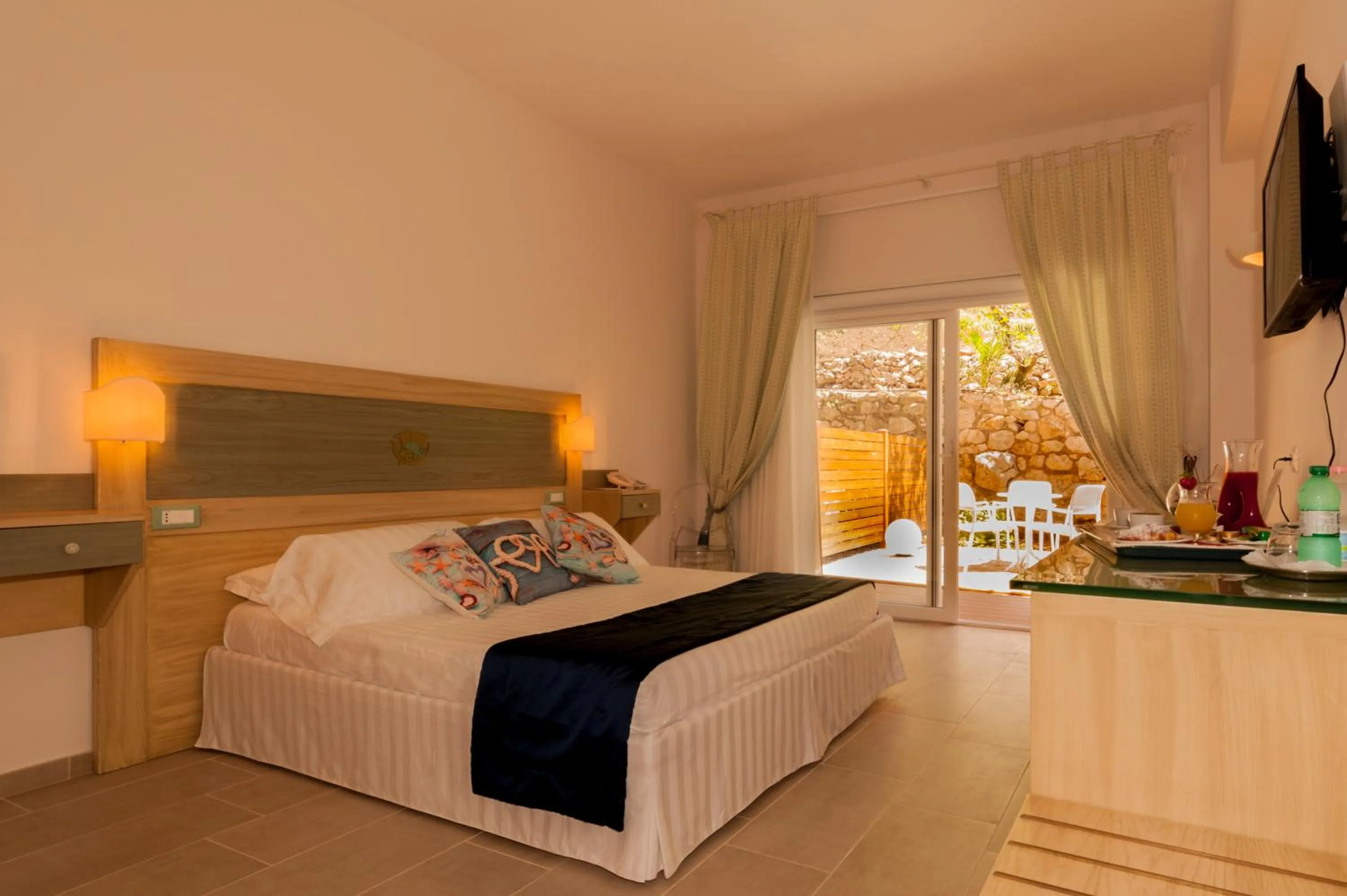 Photo of the whole room, Bed in Summit Hotel