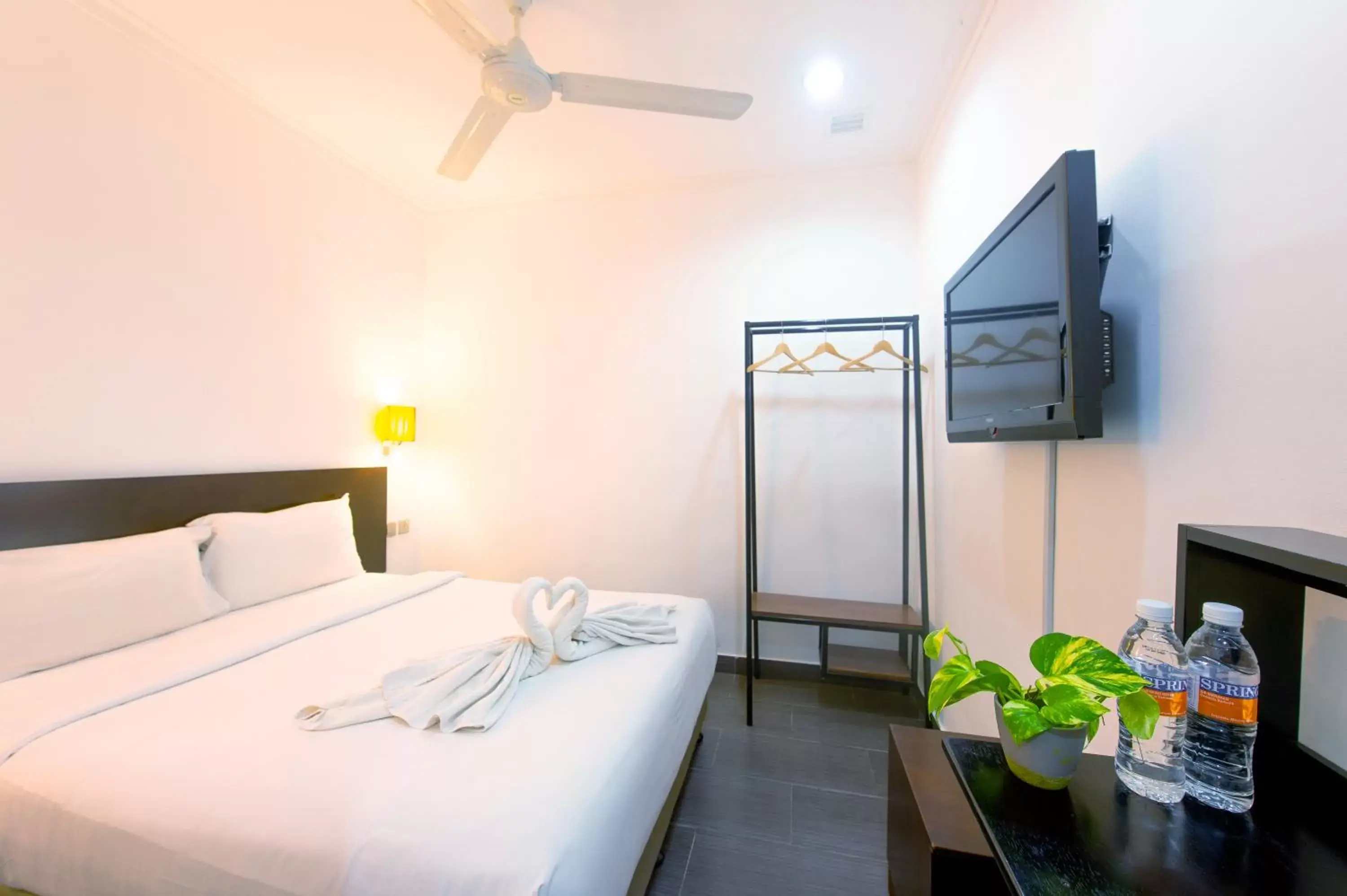 Bedroom, Bed in Tune Hotel - Waterfront Kuching