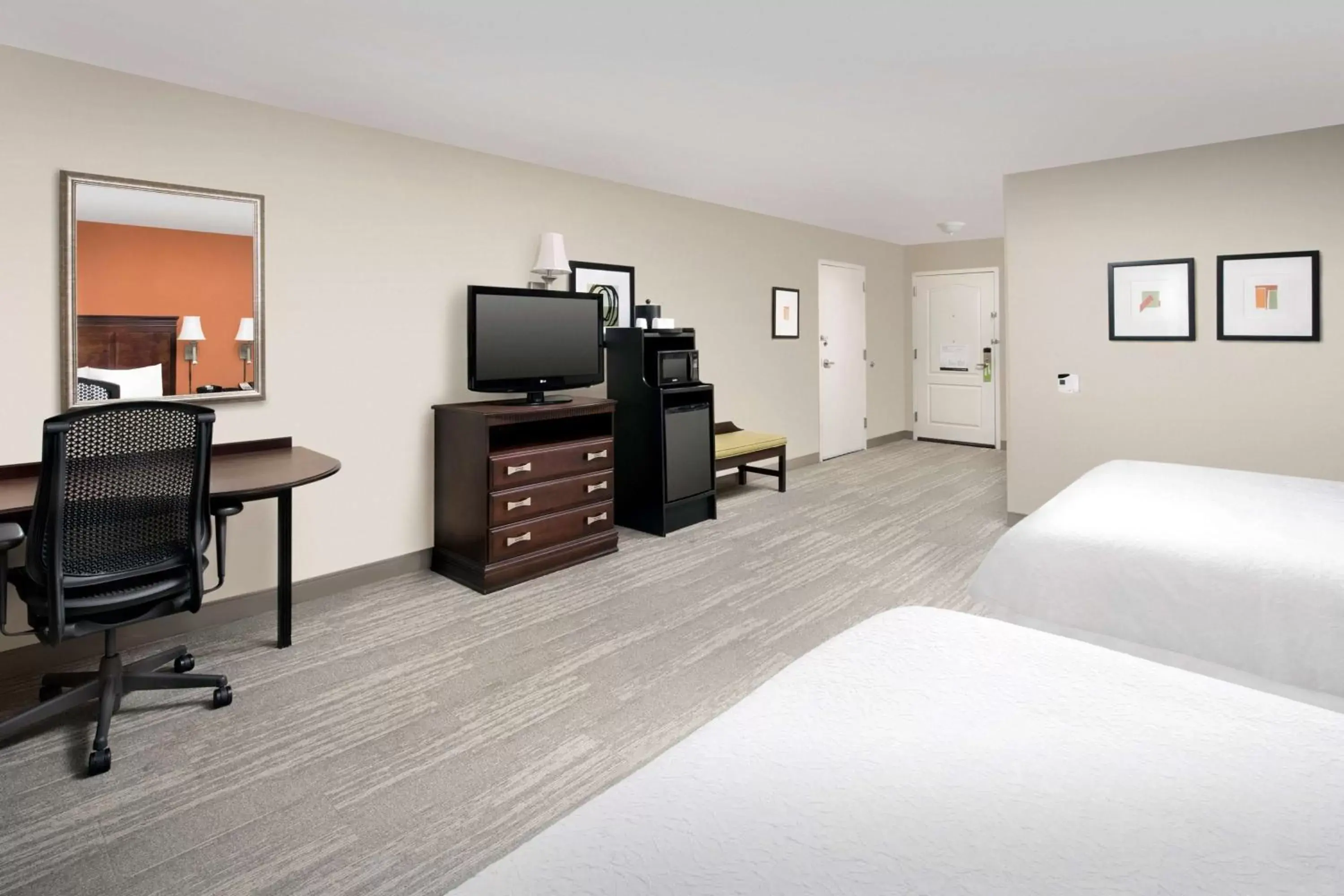 Bedroom, TV/Entertainment Center in Hampton Inn Lenoir City