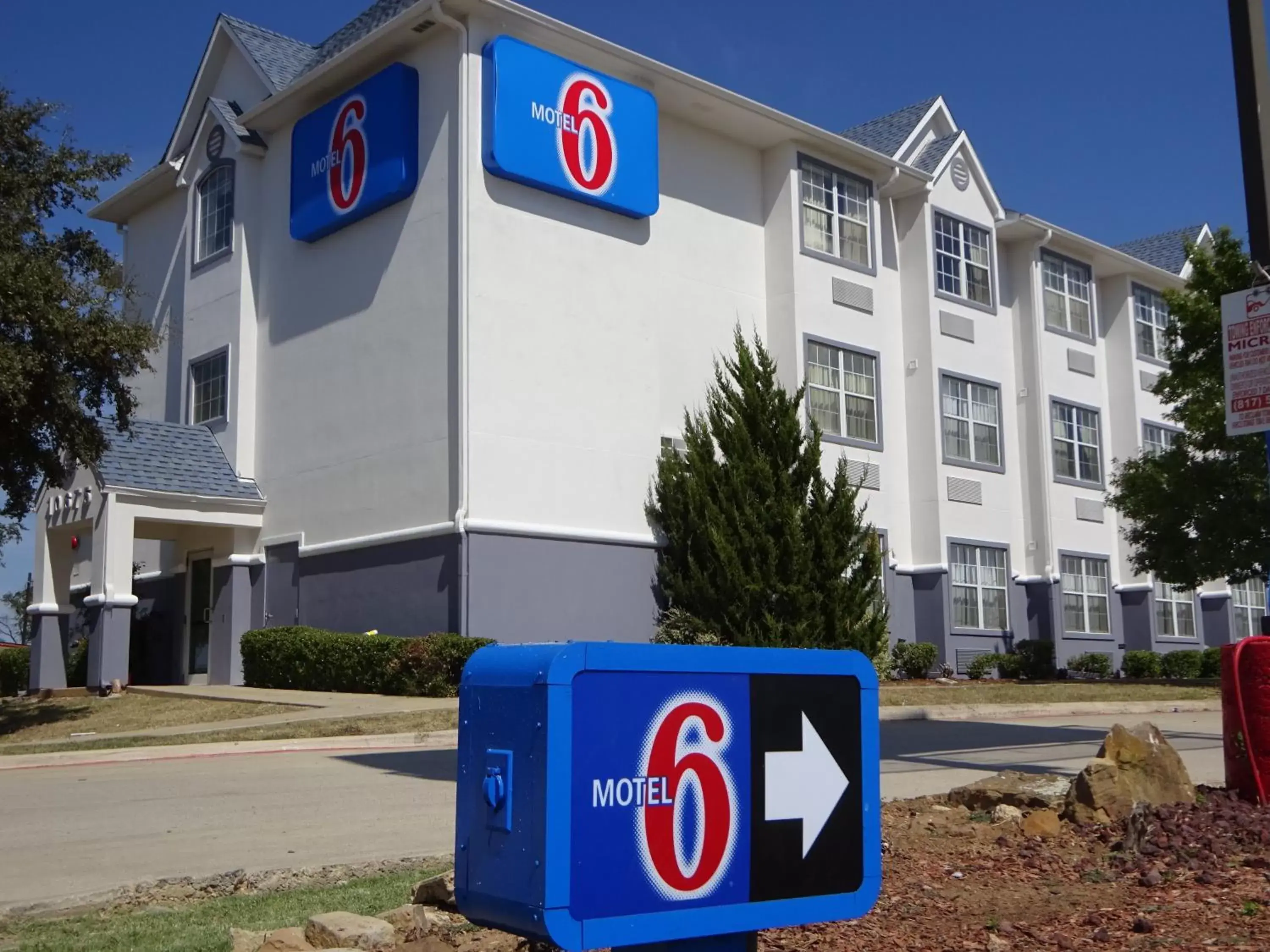 Facade/entrance, Property Logo/Sign in Motel 6-Fort Worth, TX - Burleson
