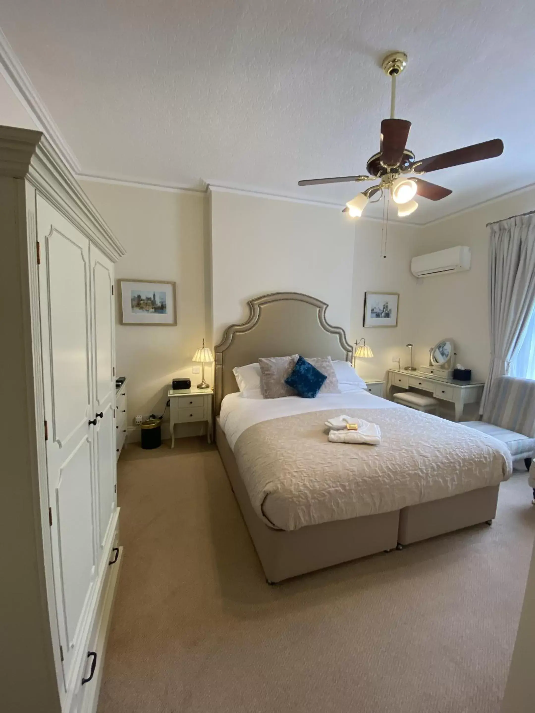 Bedroom, Bed in Kingston House