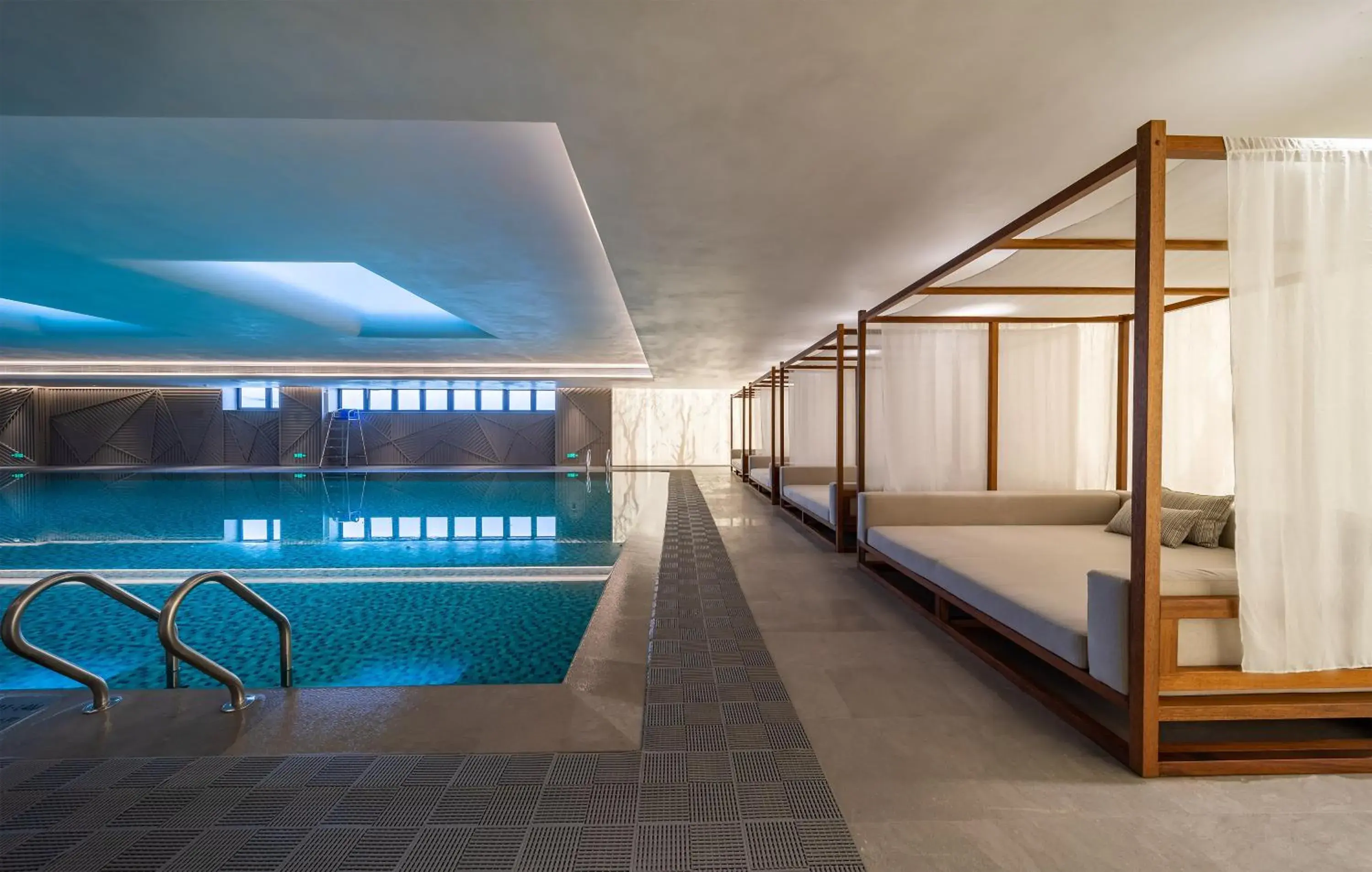 Swimming pool in HUALUXE Xi'an Chanba by IHG-西安浐灞华邑酒店-Near Xi'an International Convention Exhibition Center and Shopping mall and The Romantic show of Xi'an-Free Luggage Storage-English Service Swimming pool in HUALUXE Xi'an Chanba by IHG-西安浐灞华邑酒店-Near Xi'an International Convention Exhibition Center and Shopping mall and The Romantic show of Xi'an-Free Luggage Storage-English Service