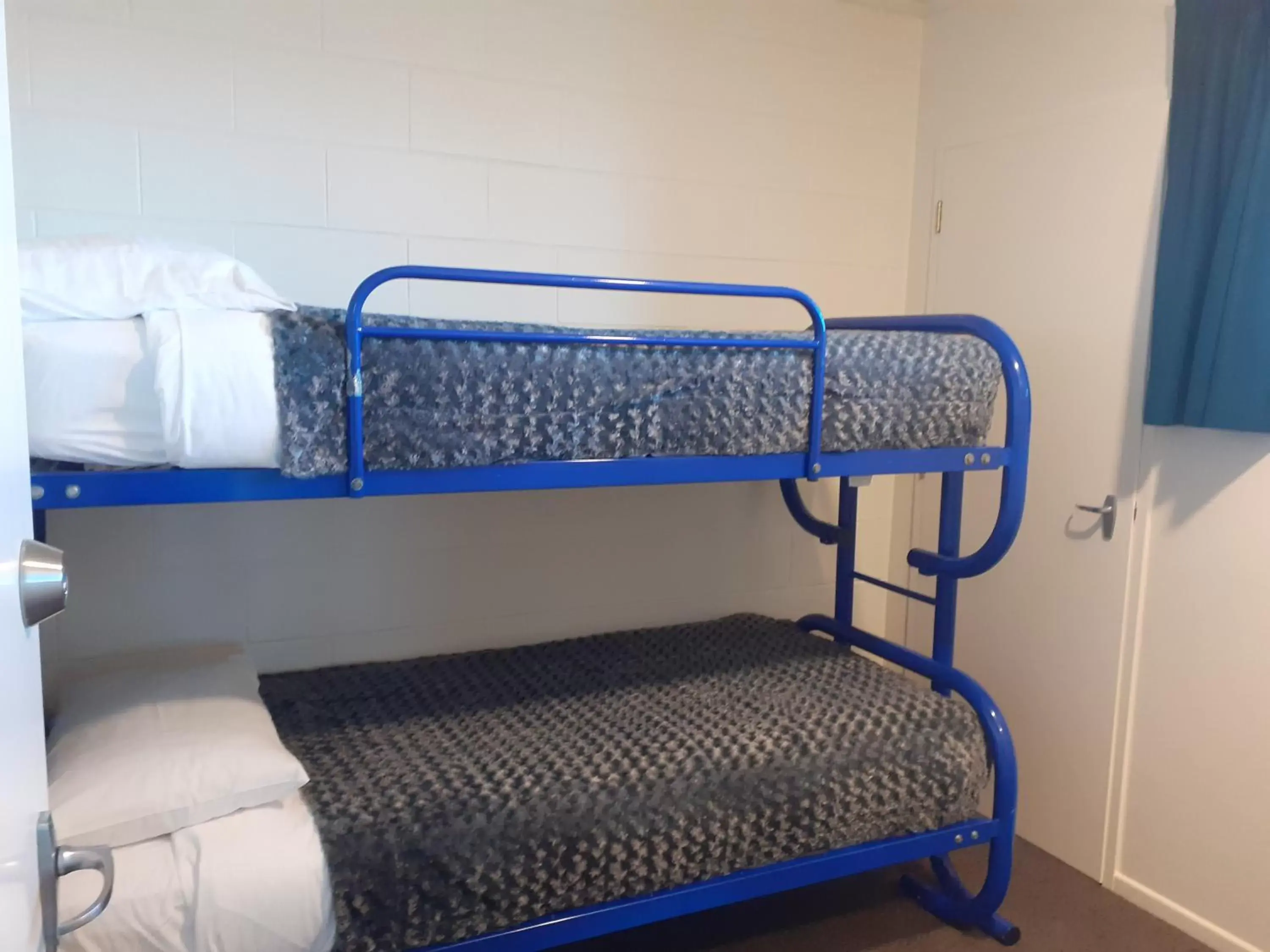 Bunk Bed in AAA Thames Court Motel