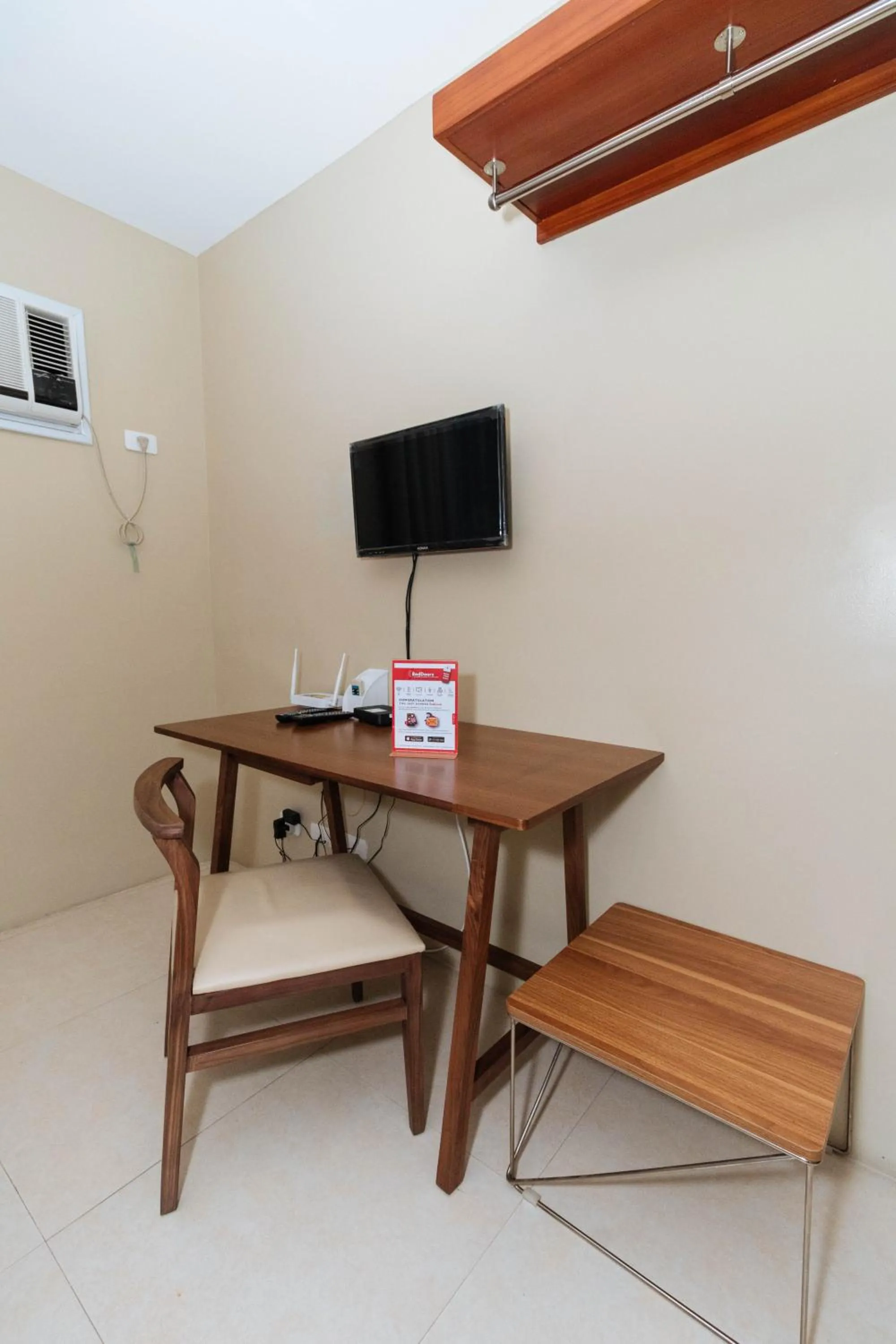 TV and multimedia in RedDoorz near Osmena Highway 1