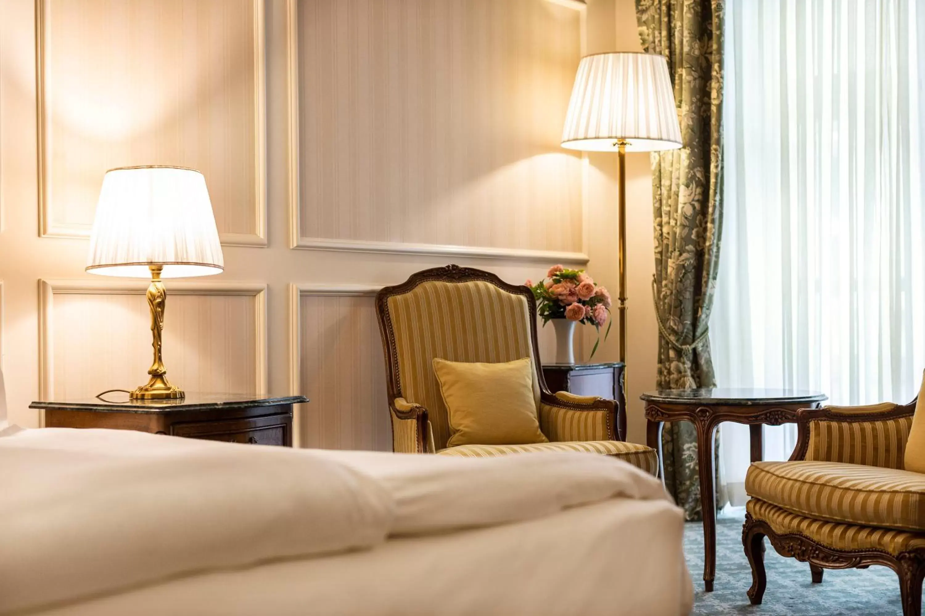 Photo of the whole room, Seating Area in Grand Hotel Wien